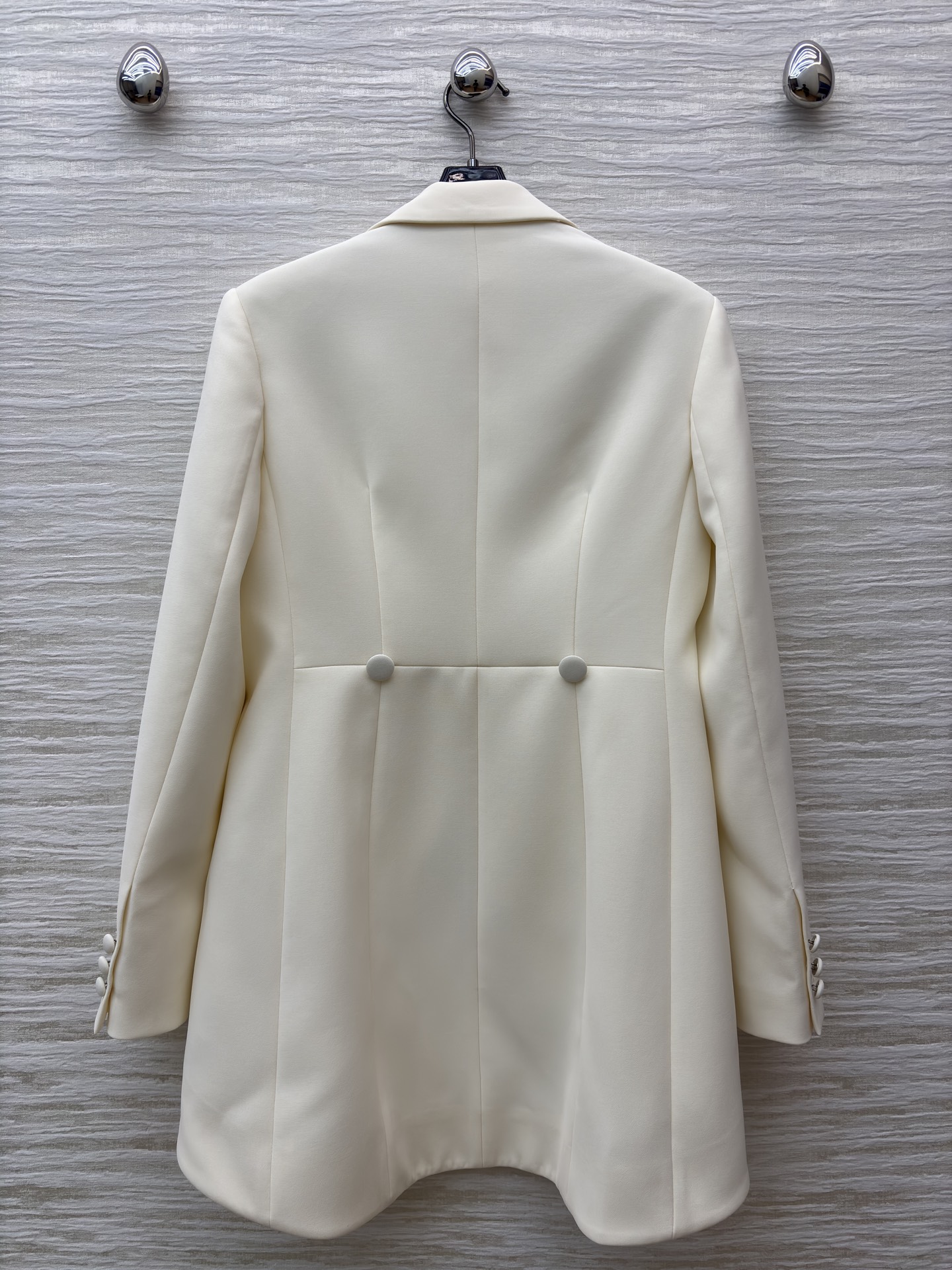 D家 奶白色翻领西装 利落单扣微收腰版型 袖口排扣细节质感拉满 自带温柔贵气感 搭裙装是优雅大小姐 配裤