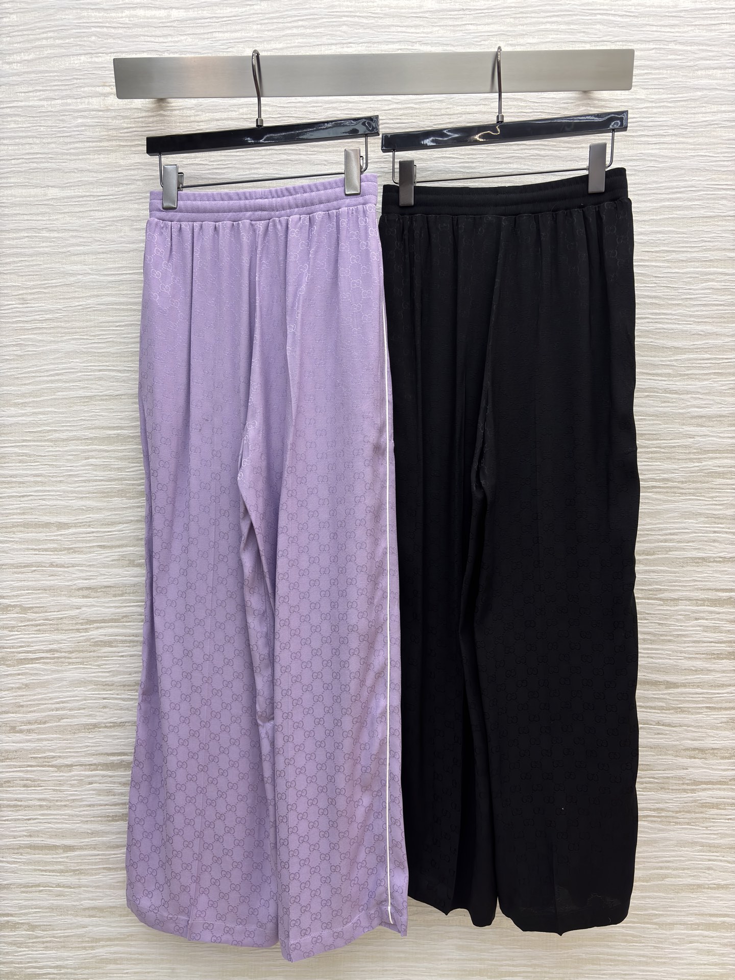 G家老花丝滑套装 立领拉链外套搭配阔腿裤型 人丝提花面料自带光泽感 慵懒又显贵 经典黑飒爽利落 淡紫温柔