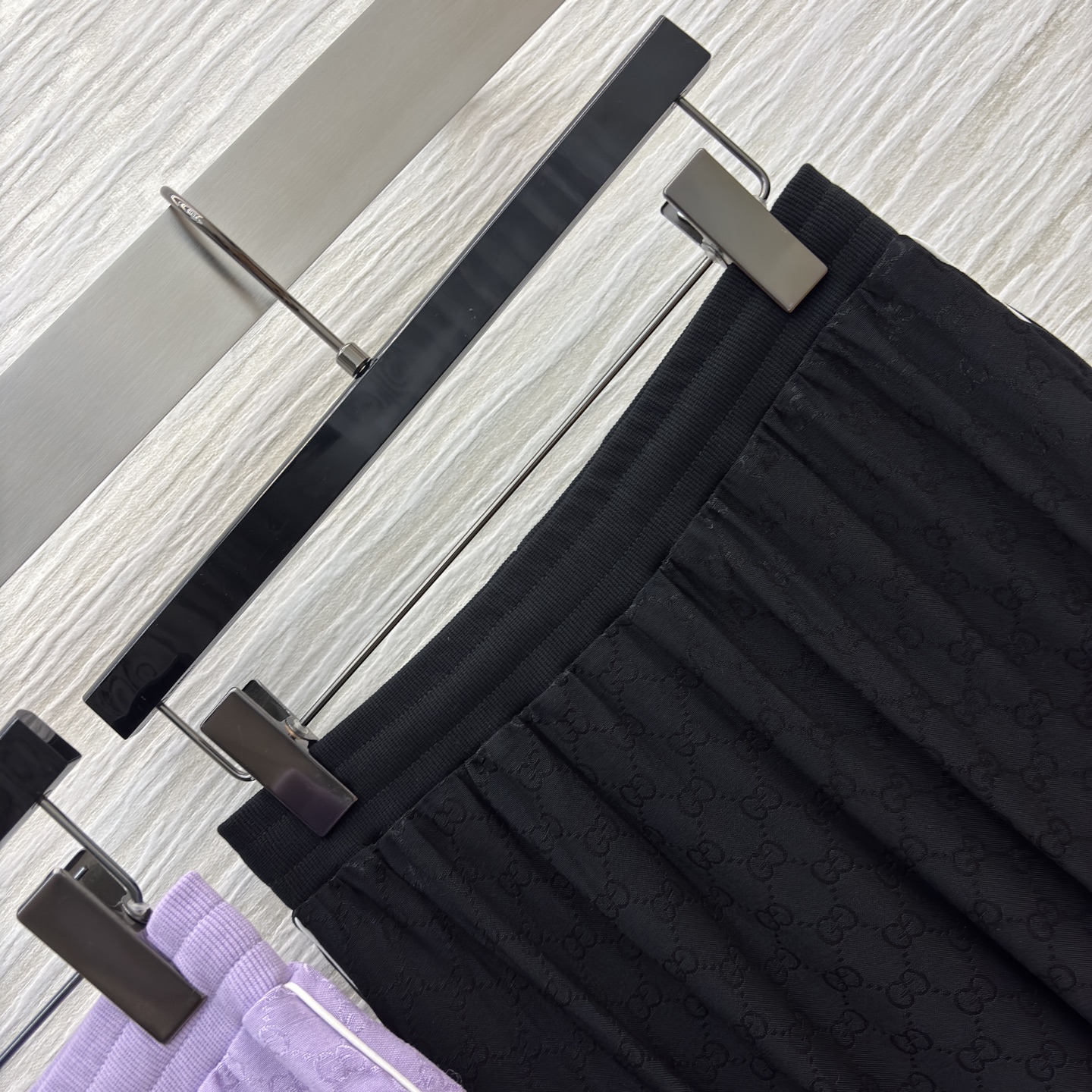 G家老花丝滑套装 立领拉链外套搭配阔腿裤型 人丝提花面料自带光泽感 慵懒又显贵 经典黑飒爽利落 淡紫温柔