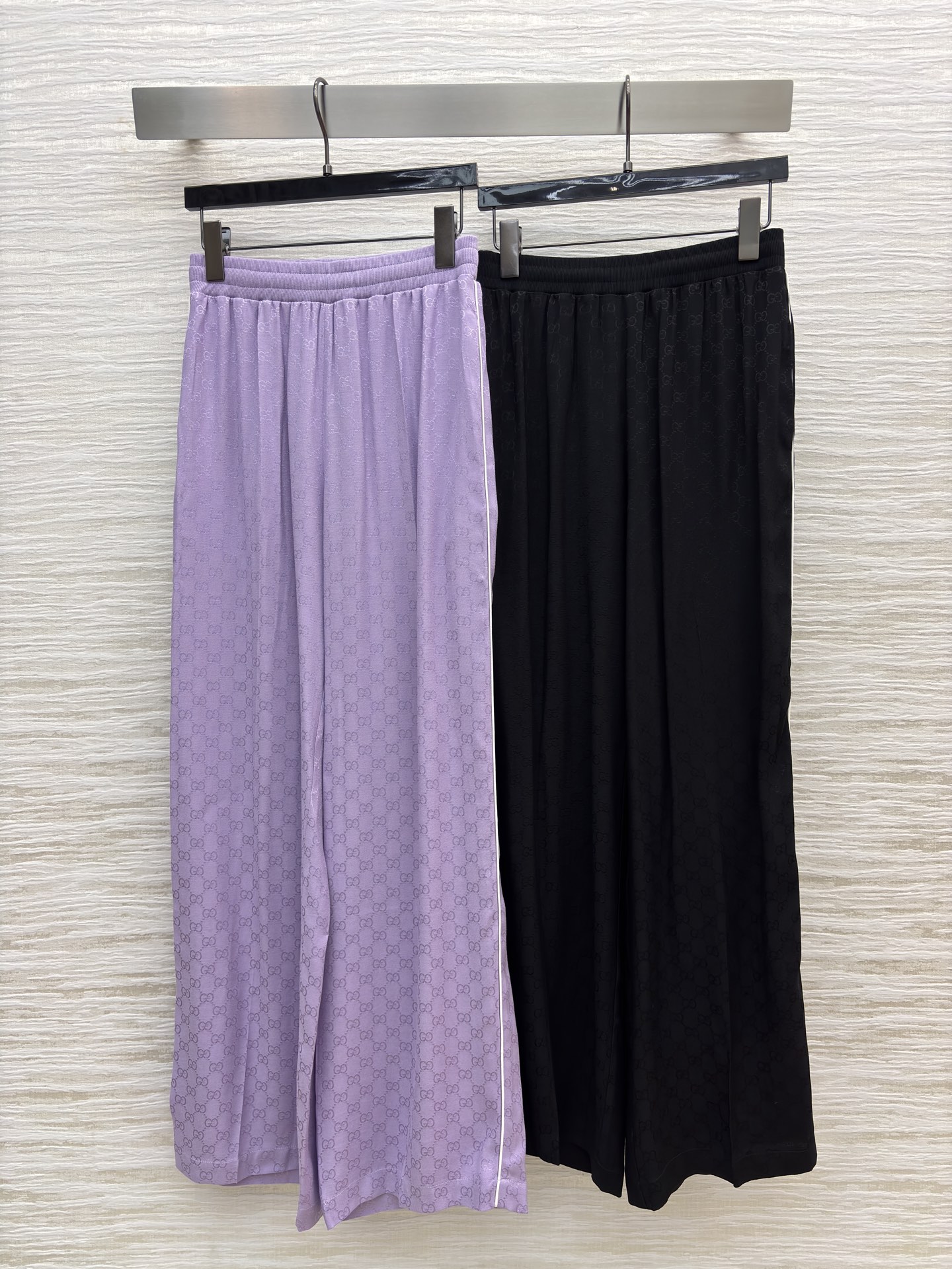 G家老花丝滑套装 立领拉链外套搭配阔腿裤型 人丝提花面料自带光泽感 慵懒又显贵 经典黑飒爽利落 淡紫温柔