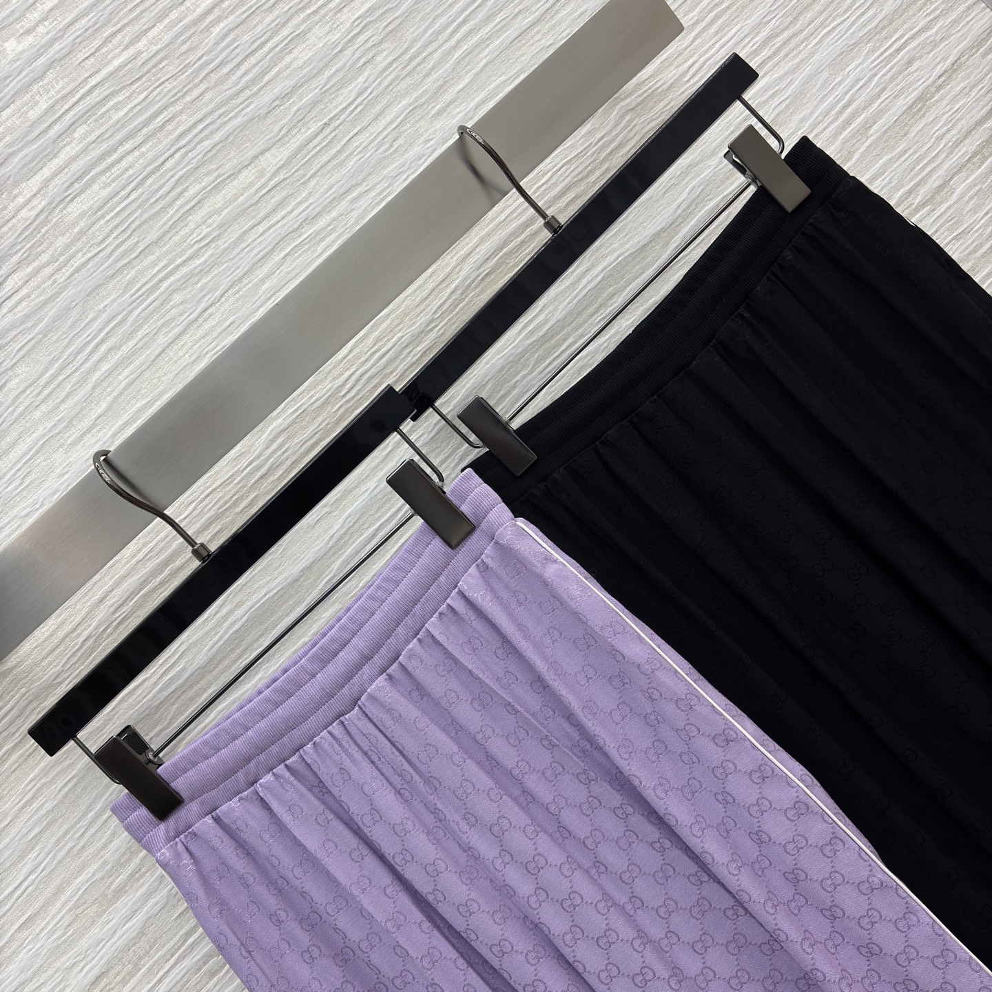 G家老花丝滑套装 立领拉链外套搭配阔腿裤型 人丝提花面料自带光泽感 慵懒又显贵 经典黑飒爽利落 淡紫温柔