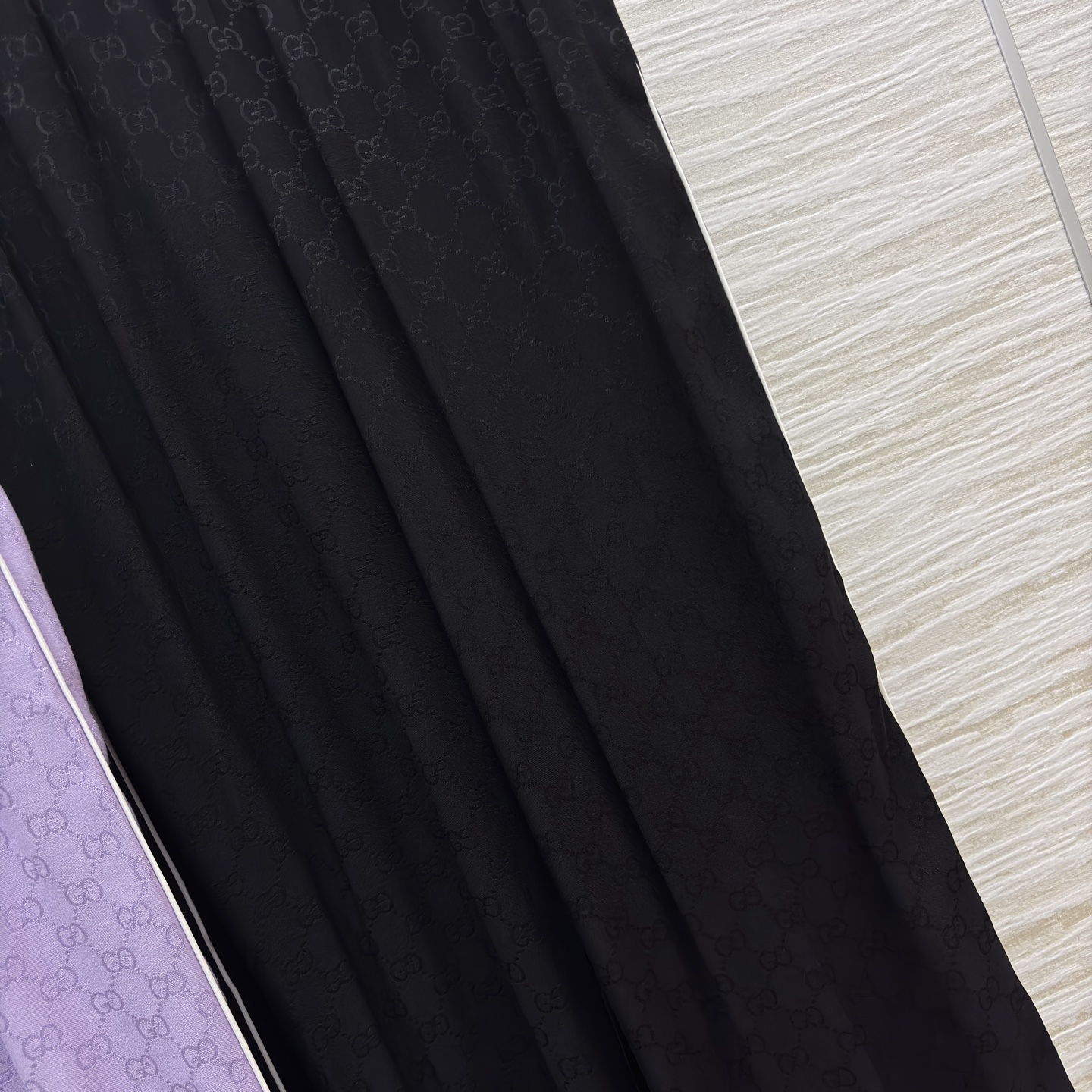 G家老花丝滑套装 立领拉链外套搭配阔腿裤型 人丝提花面料自带光泽感 慵懒又显贵 经典黑飒爽利落 淡紫温柔