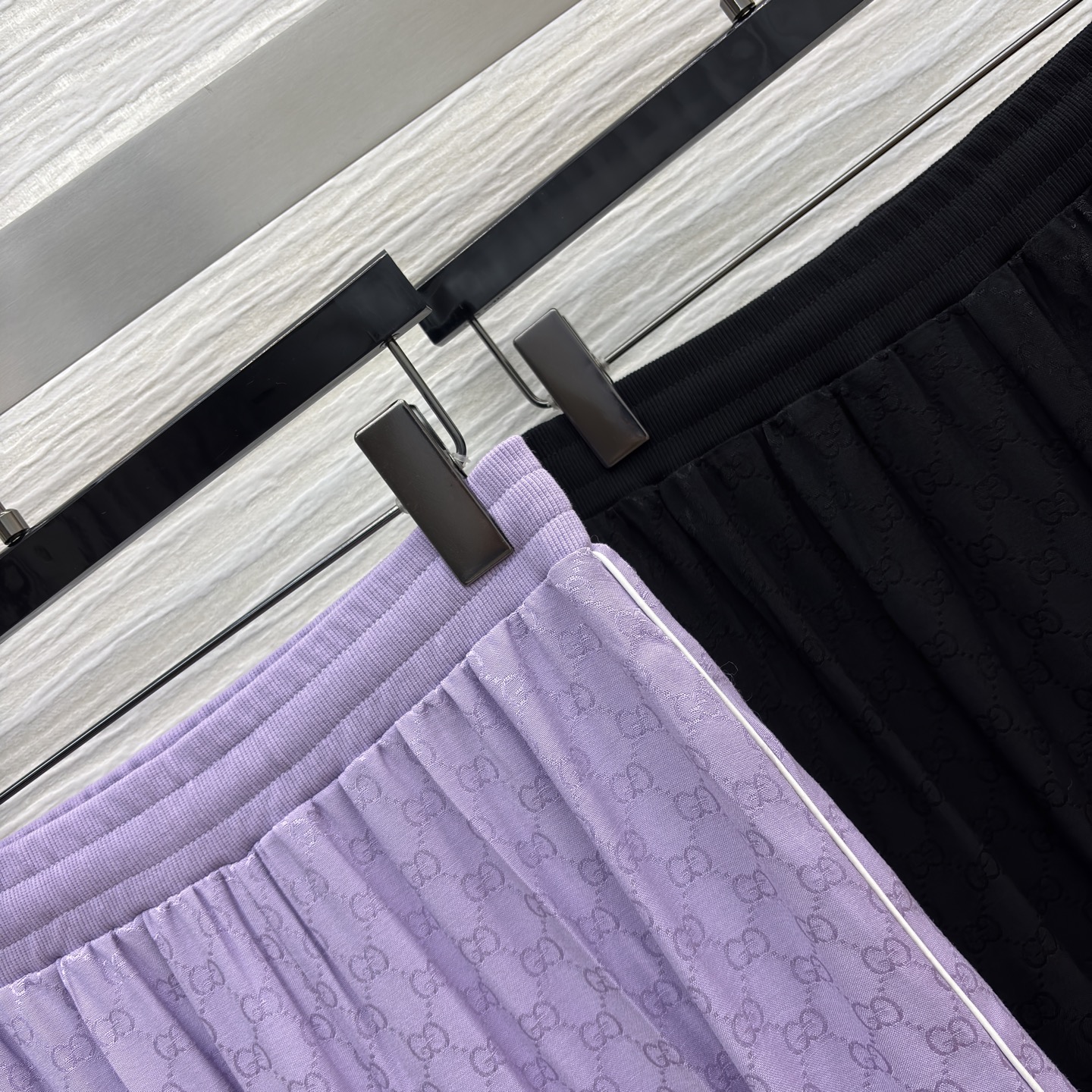 G家老花丝滑套装 立领拉链外套搭配阔腿裤型 人丝提花面料自带光泽感 慵懒又显贵 经典黑飒爽利落 淡紫温柔