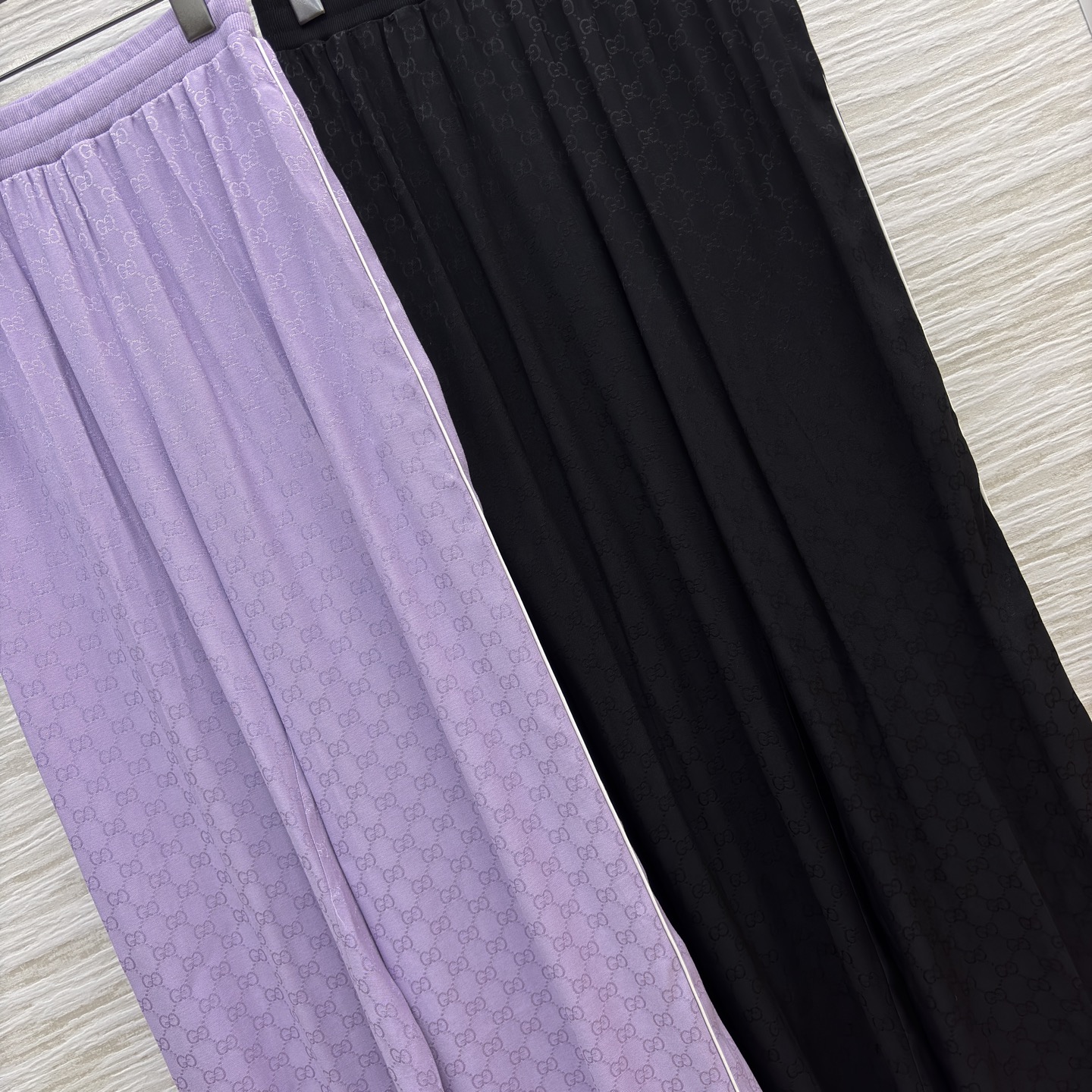 G家老花丝滑套装 立领拉链外套搭配阔腿裤型 人丝提花面料自带光泽感 慵懒又显贵 经典黑飒爽利落 淡紫温柔