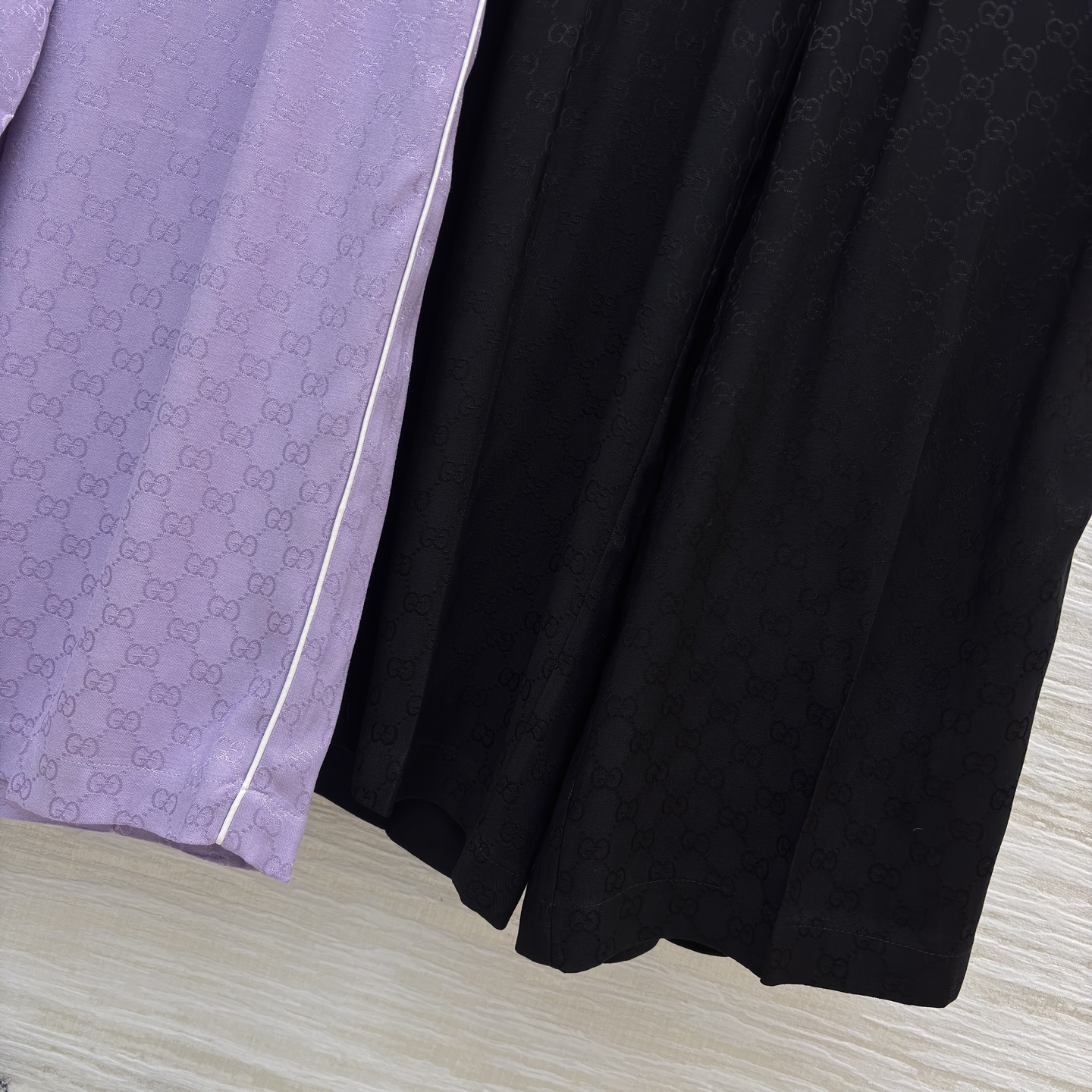 G家老花丝滑套装 立领拉链外套搭配阔腿裤型 人丝提花面料自带光泽感 慵懒又显贵 经典黑飒爽利落 淡紫温柔