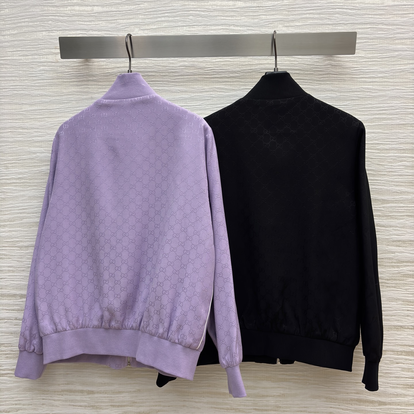 G家老花丝滑套装 立领拉链外套搭配阔腿裤型 人丝提花面料自带光泽感 慵懒又显贵 经典黑飒爽利落 淡紫温柔