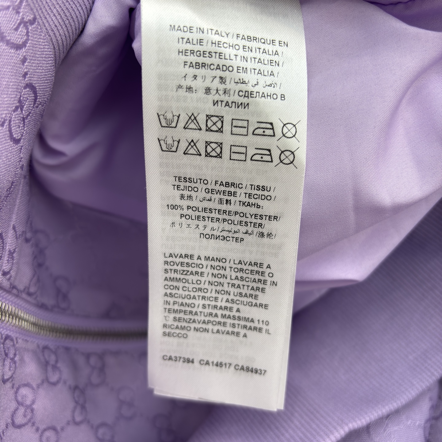 G家老花丝滑套装 立领拉链外套搭配阔腿裤型 人丝提花面料自带光泽感 慵懒又显贵 经典黑飒爽利落 淡紫温柔