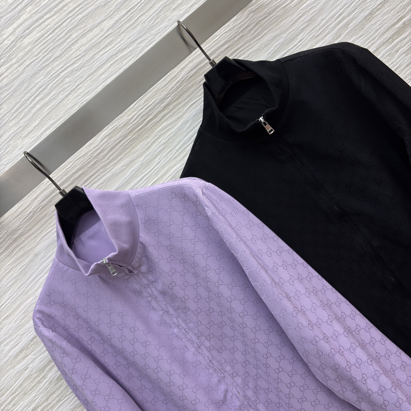 G家老花丝滑套装 立领拉链外套搭配阔腿裤型 人丝提花面料自带光泽感 慵懒又显贵 经典黑飒爽利落 淡紫温柔