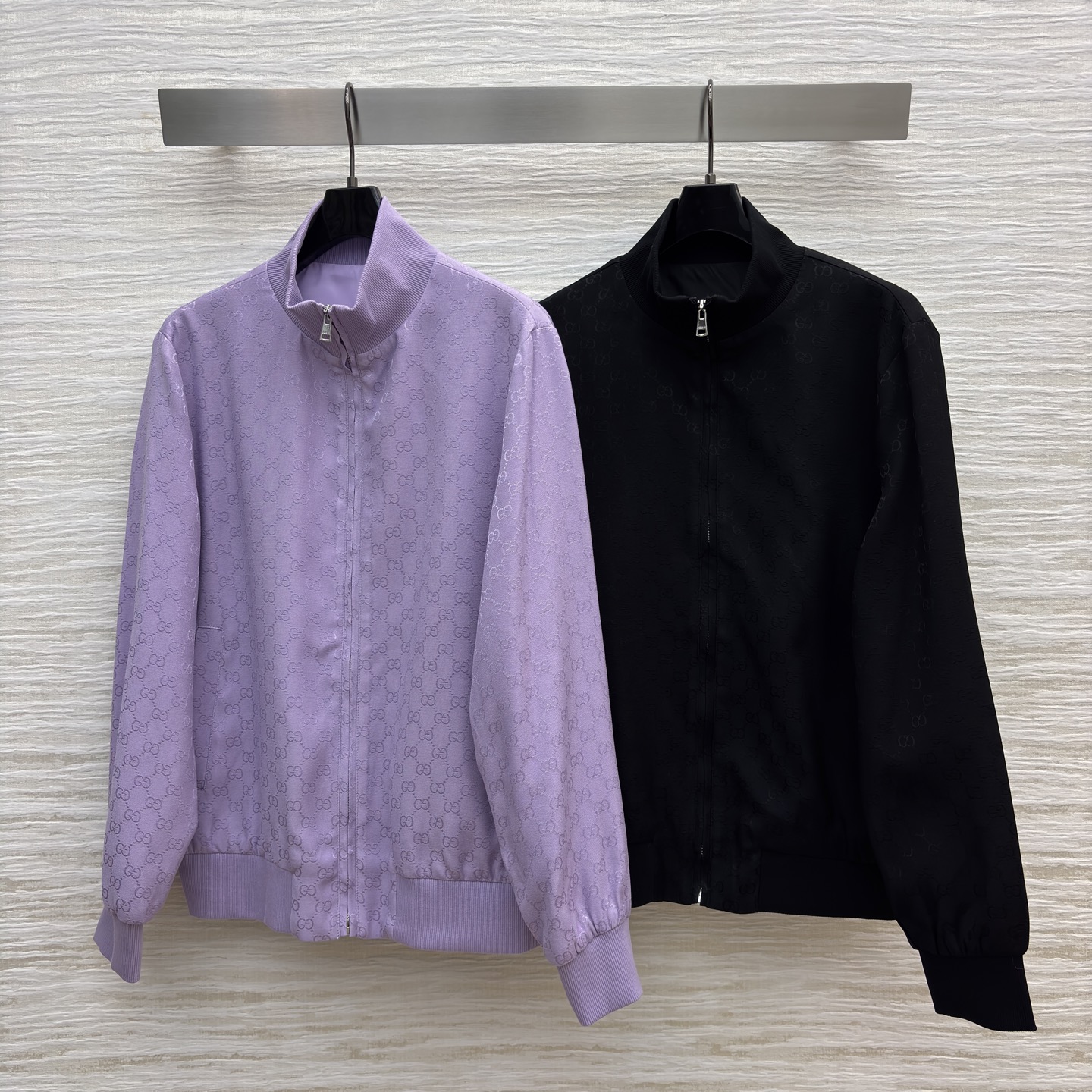 G家老花丝滑套装 立领拉链外套搭配阔腿裤型 人丝提花面料自带光泽感 慵懒又显贵 经典黑飒爽利落 淡紫温柔