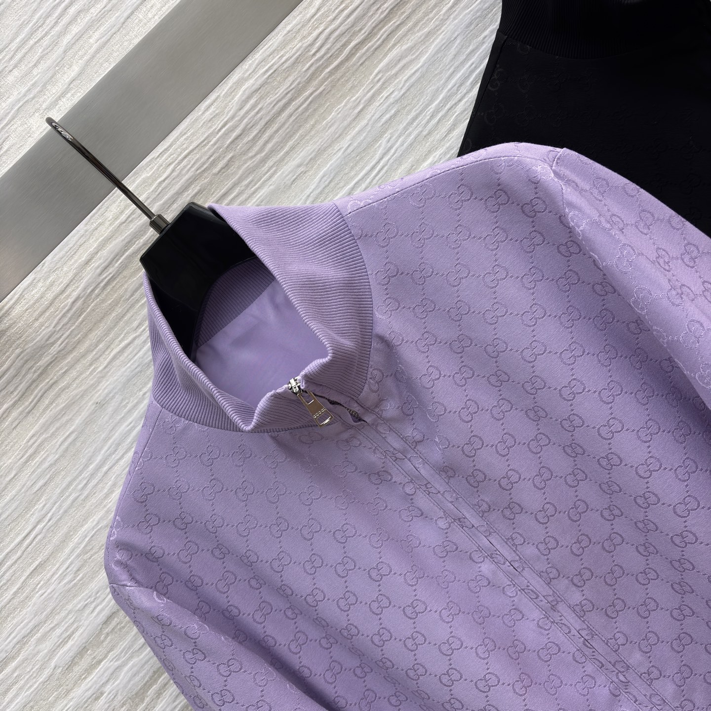 G家老花丝滑套装 立领拉链外套搭配阔腿裤型 人丝提花面料自带光泽感 慵懒又显贵 经典黑飒爽利落 淡紫温柔