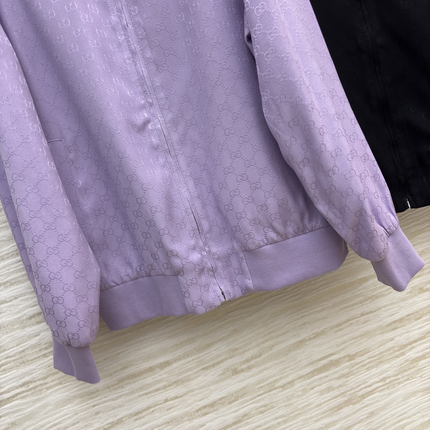 G家老花丝滑套装 立领拉链外套搭配阔腿裤型 人丝提花面料自带光泽感 慵懒又显贵 经典黑飒爽利落 淡紫温柔