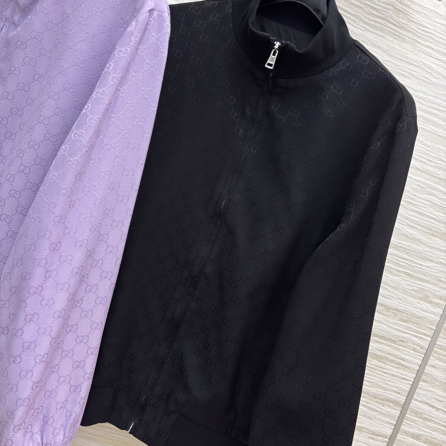 G家老花丝滑套装 立领拉链外套搭配阔腿裤型 人丝提花面料自带光泽感 慵懒又显贵 经典黑飒爽利落 淡紫温柔