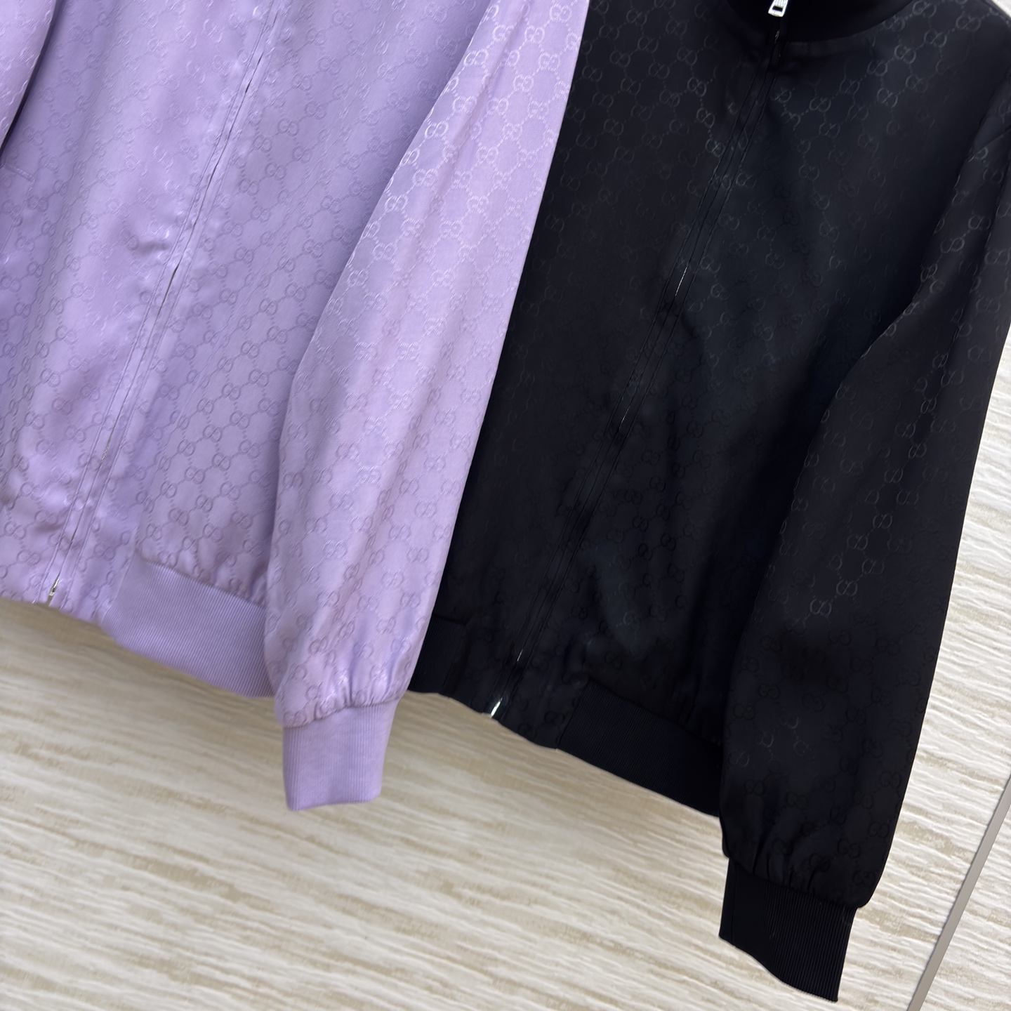 G家老花丝滑套装 立领拉链外套搭配阔腿裤型 人丝提花面料自带光泽感 慵懒又显贵 经典黑飒爽利落 淡紫温柔