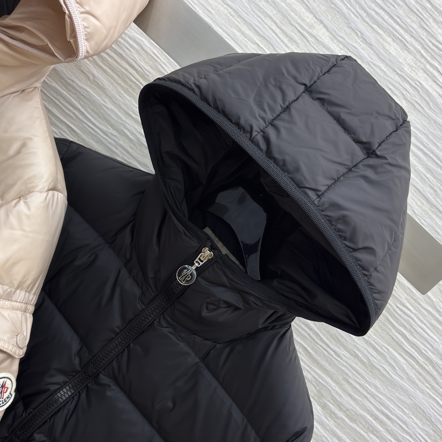 Mo立领连帽羽绒 简约横条绗缝搭配连帽设计 羽绒填充轻盈锁温~奶杏温柔 黑色利落 两侧拉链口袋实用又精致