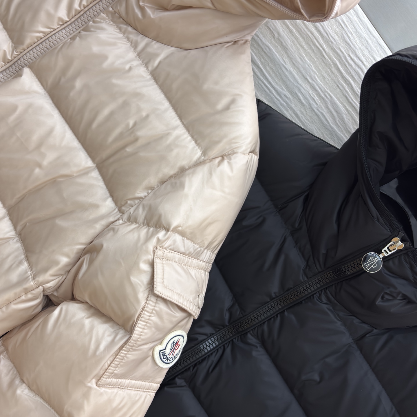 Mo立领连帽羽绒 简约横条绗缝搭配连帽设计 羽绒填充轻盈锁温~奶杏温柔 黑色利落 两侧拉链口袋实用又精致
