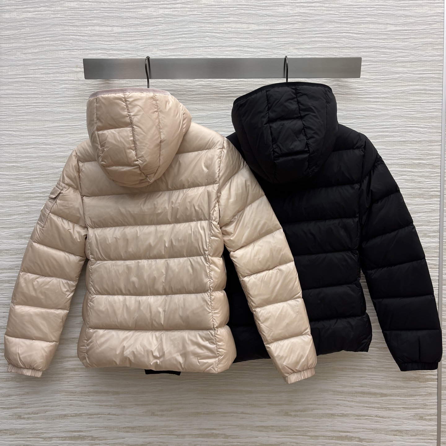 Mo立领连帽羽绒 简约横条绗缝搭配连帽设计 羽绒填充轻盈锁温~奶杏温柔 黑色利落 两侧拉链口袋实用又精致