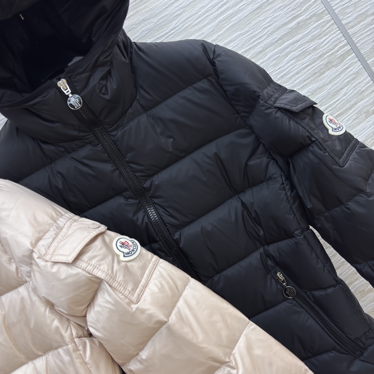 Mo立领连帽羽绒 简约横条绗缝搭配连帽设计 羽绒填充轻盈锁温~奶杏温柔 黑色利落 两侧拉链口袋实用又精致