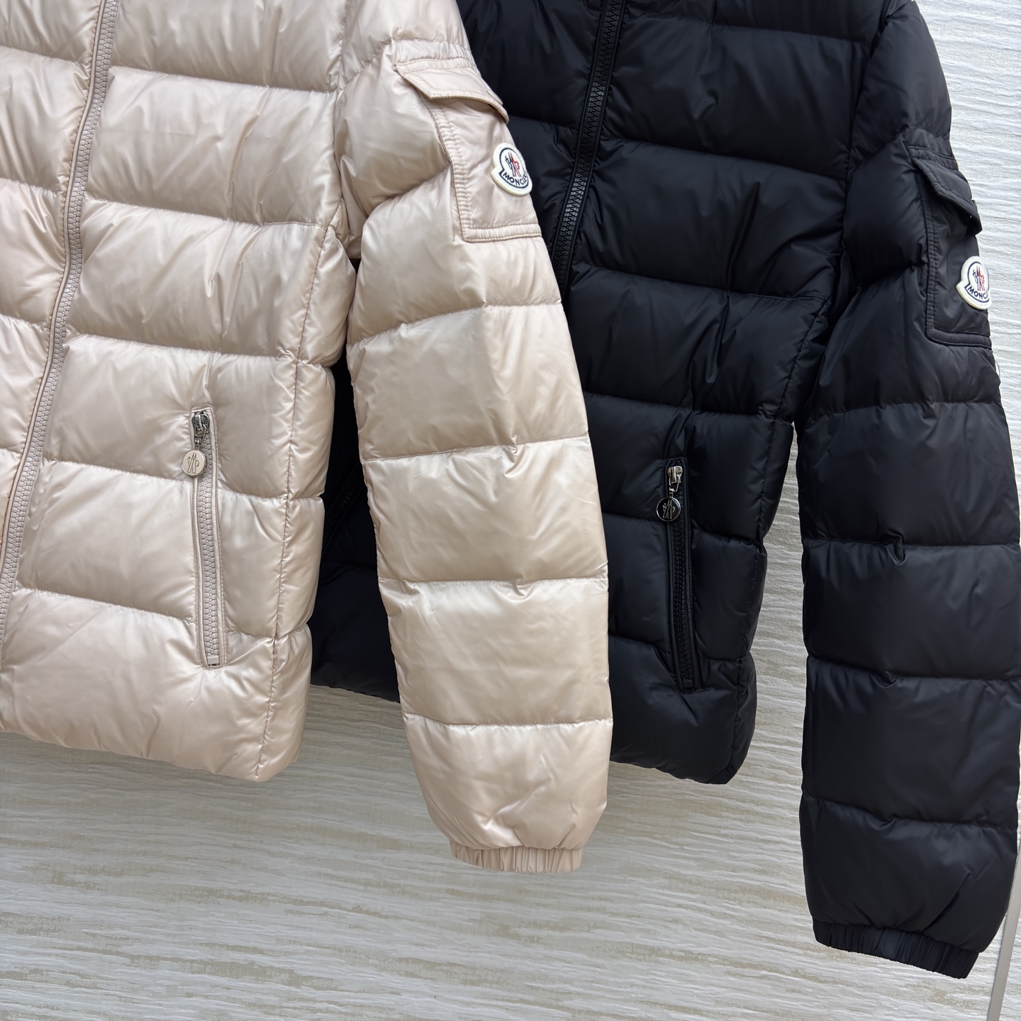 Mo立领连帽羽绒 简约横条绗缝搭配连帽设计 羽绒填充轻盈锁温~奶杏温柔 黑色利落 两侧拉链口袋实用又精致