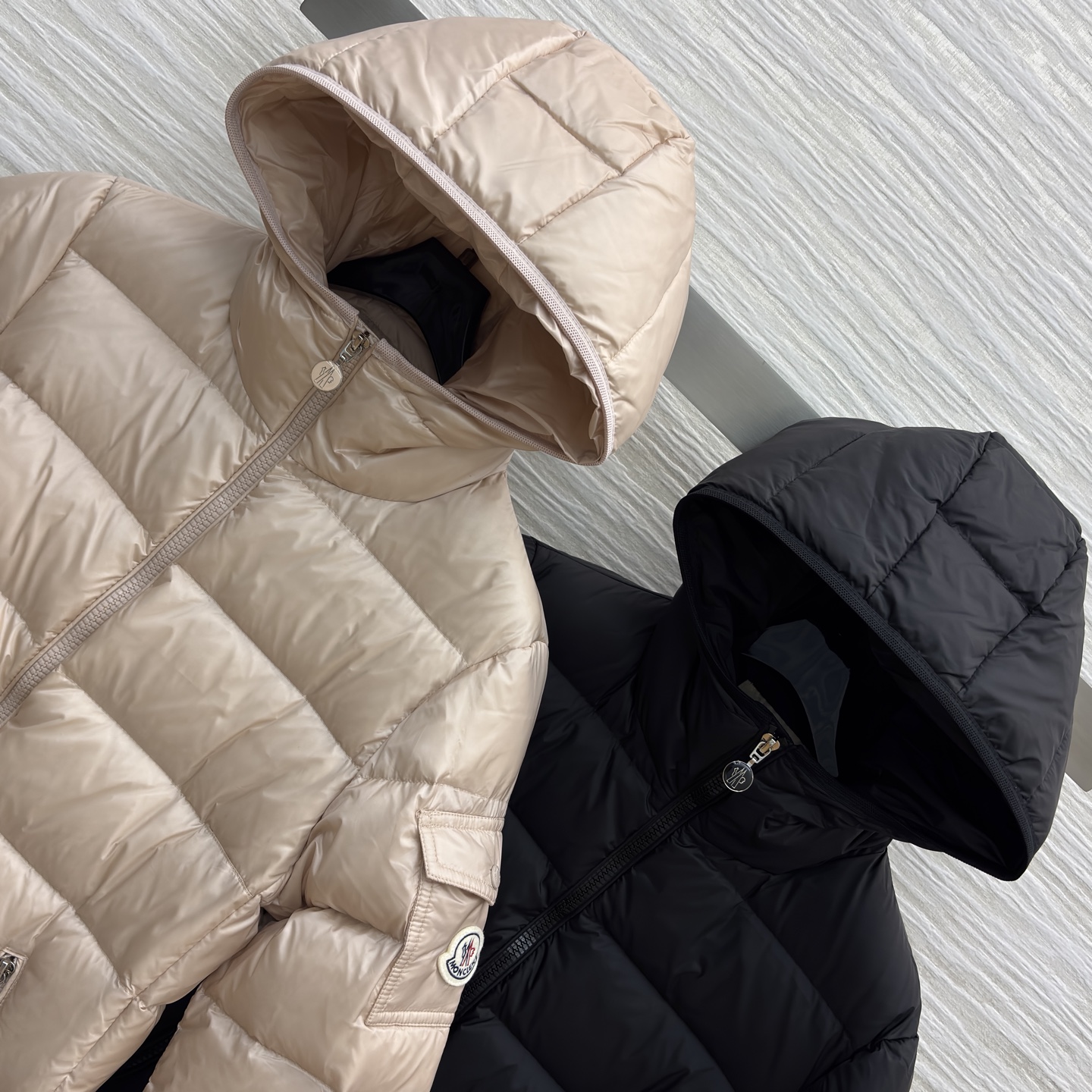 Mo立领连帽羽绒 简约横条绗缝搭配连帽设计 羽绒填充轻盈锁温~奶杏温柔 黑色利落 两侧拉链口袋实用又精致