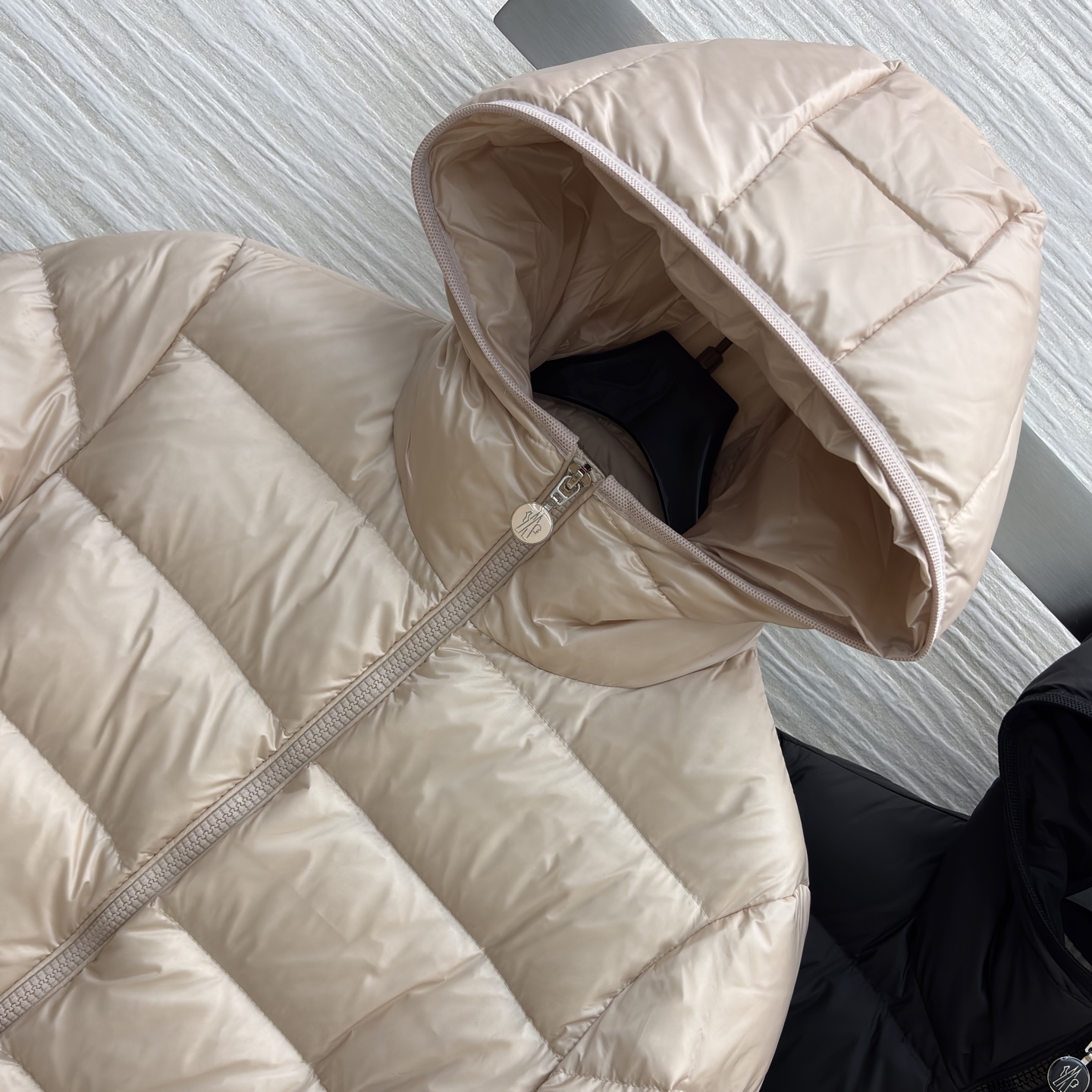 Mo立领连帽羽绒 简约横条绗缝搭配连帽设计 羽绒填充轻盈锁温~奶杏温柔 黑色利落 两侧拉链口袋实用又精致