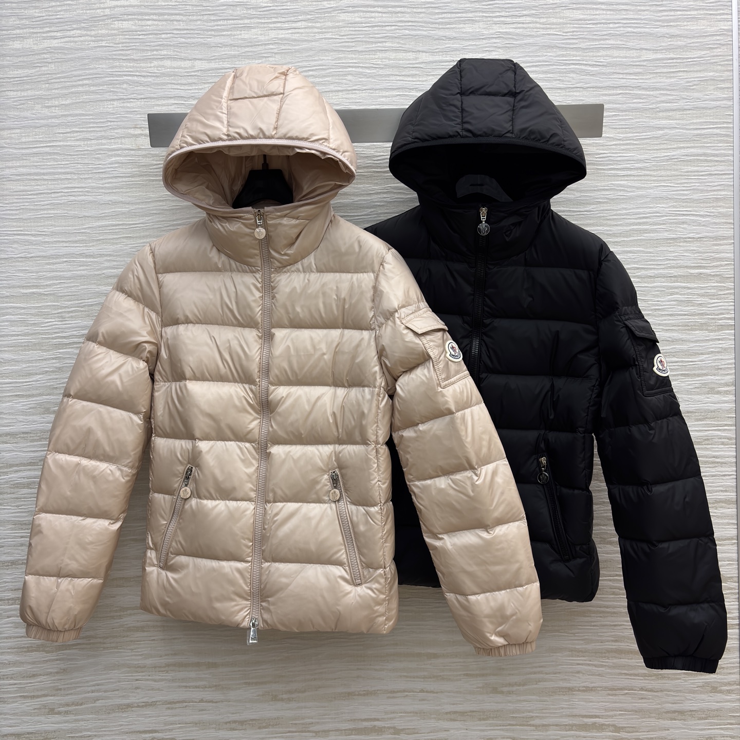 Mo立领连帽羽绒 简约横条绗缝搭配连帽设计 羽绒填充轻盈锁温~奶杏温柔 黑色利落 两侧拉链口袋实用又精致