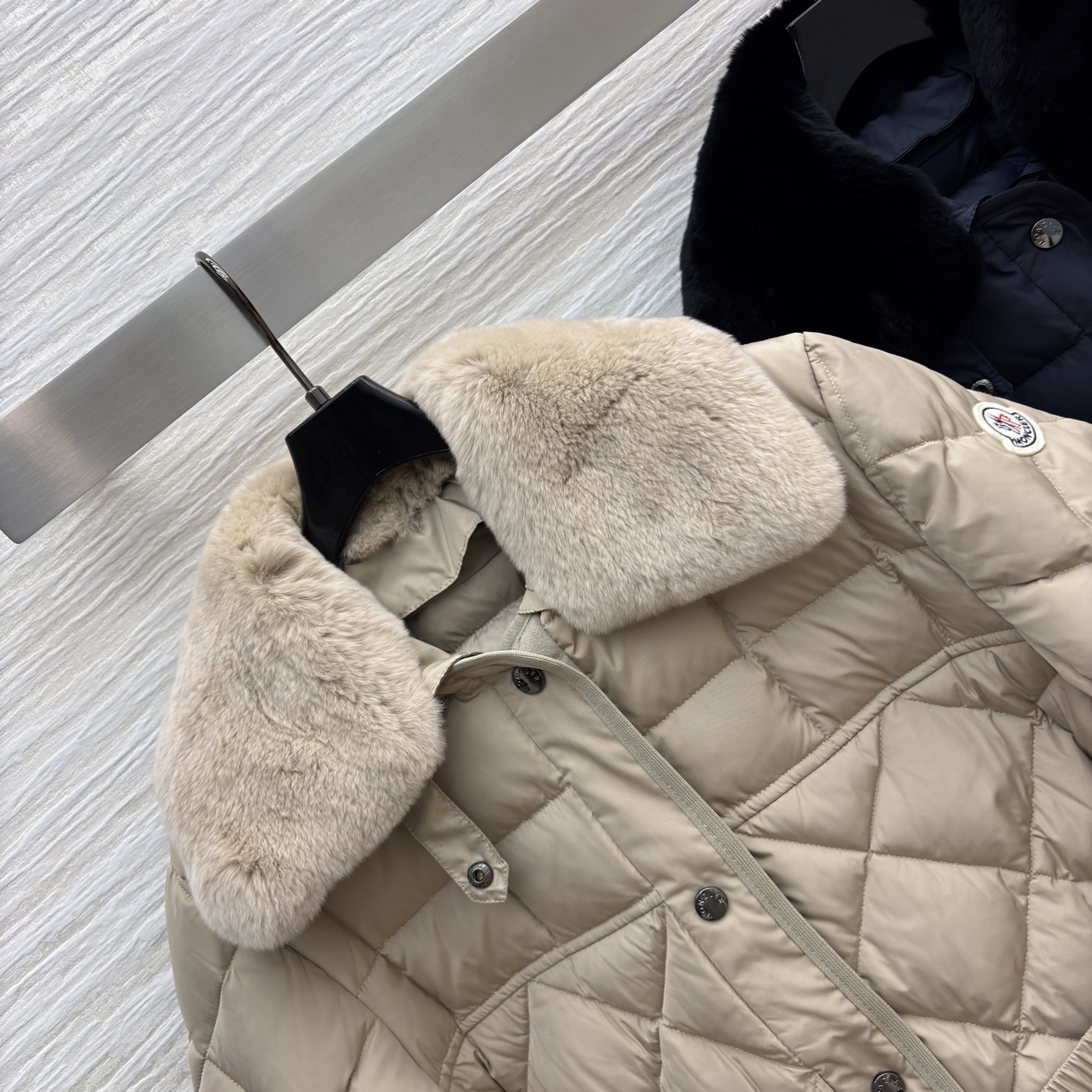 Mo兔绒毛领羽绒服 可拆卸毛领 菱格纹收腰设计 显瘦不臃肿 羽绒填充暖到心坎里 保暖又显贵气~宽松版型不