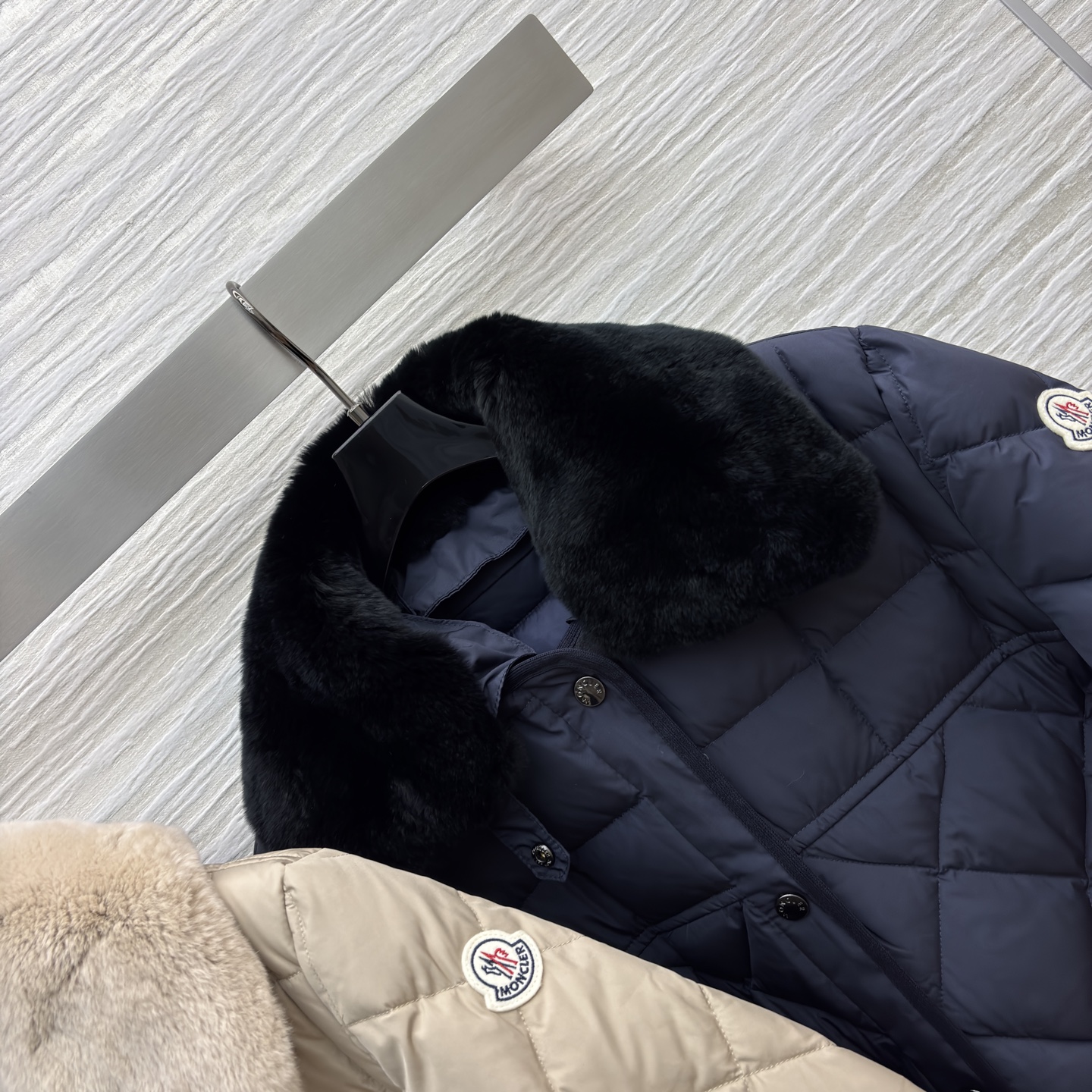 Mo兔绒毛领羽绒服 可拆卸毛领 菱格纹收腰设计 显瘦不臃肿 羽绒填充暖到心坎里 保暖又显贵气~宽松版型不