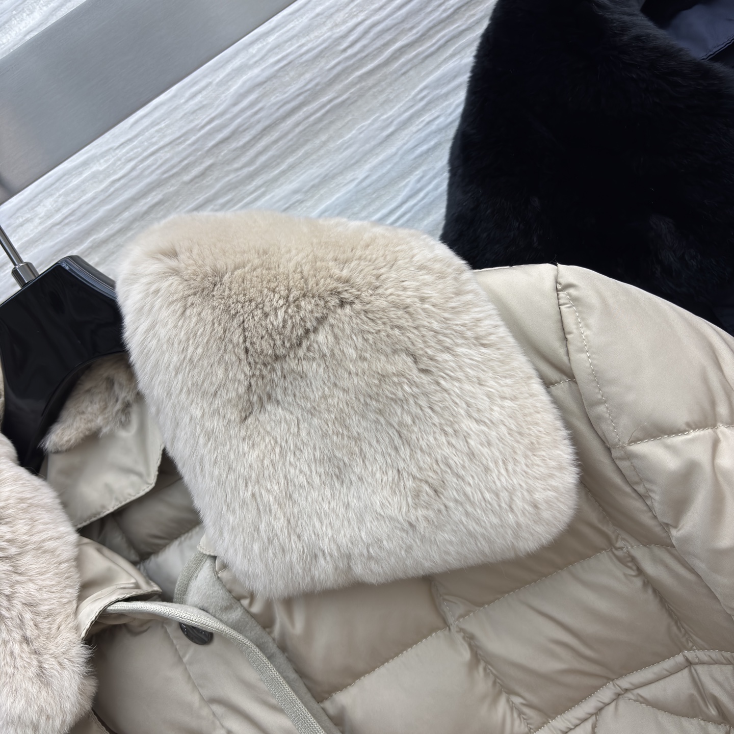 Mo兔绒毛领羽绒服 可拆卸毛领 菱格纹收腰设计 显瘦不臃肿 羽绒填充暖到心坎里 保暖又显贵气~宽松版型不