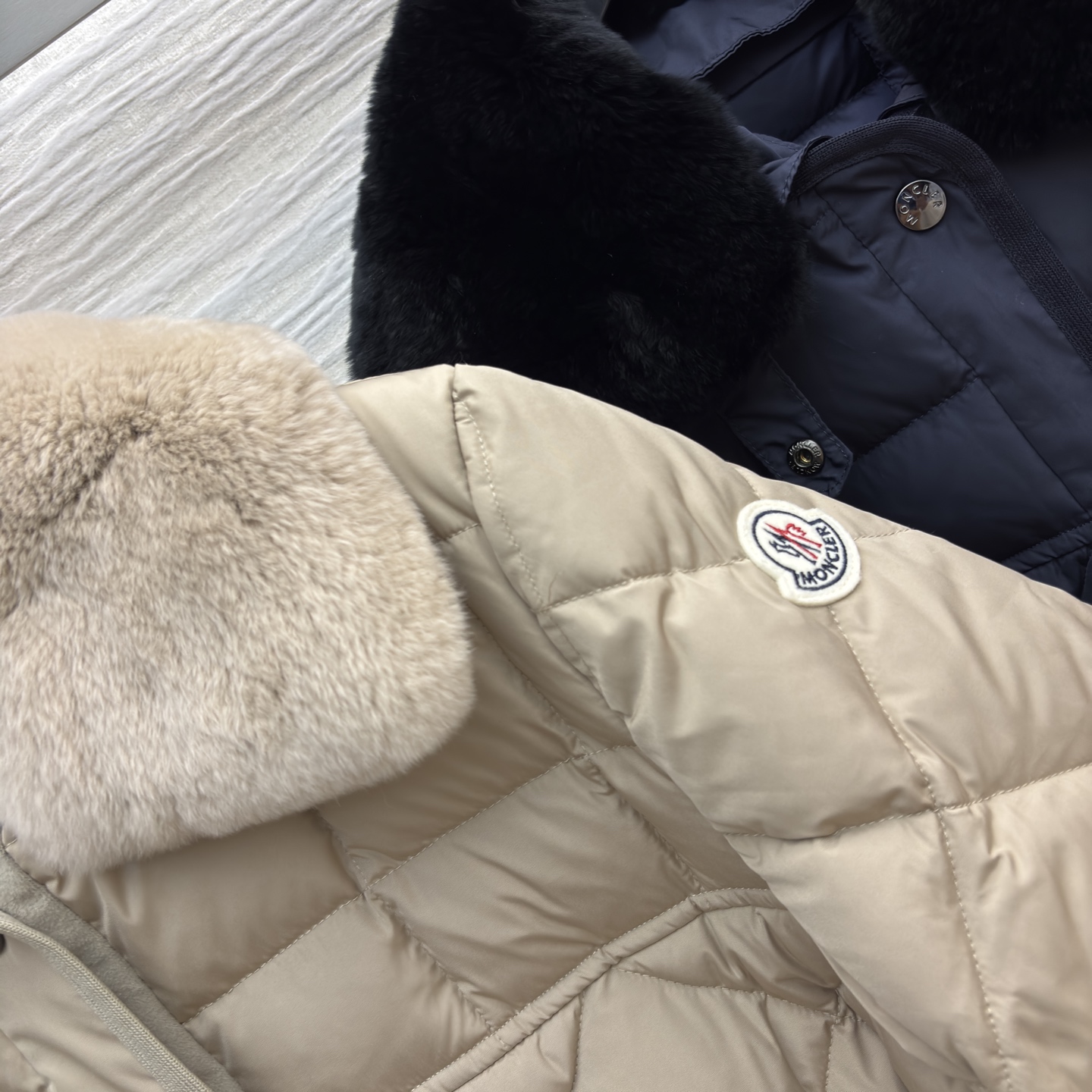 Mo兔绒毛领羽绒服 可拆卸毛领 菱格纹收腰设计 显瘦不臃肿 羽绒填充暖到心坎里 保暖又显贵气~宽松版型不