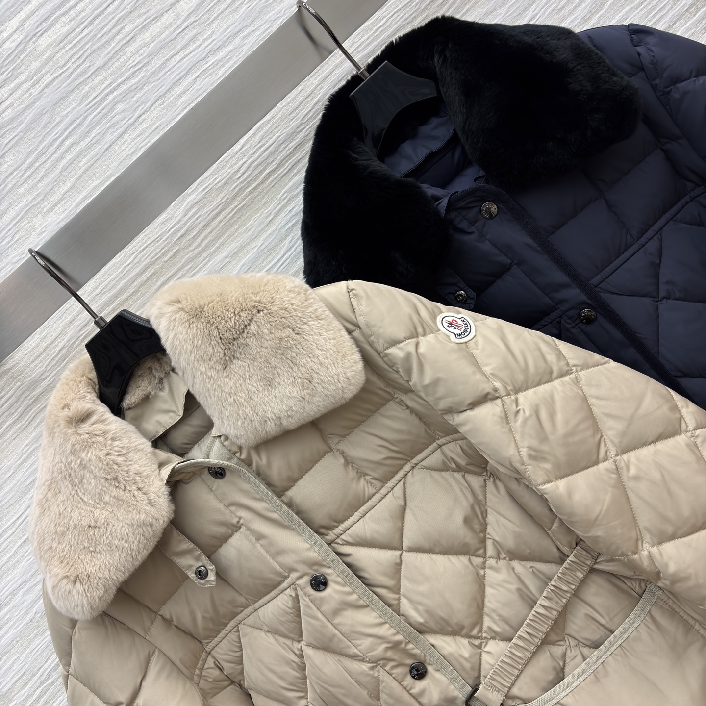 Mo兔绒毛领羽绒服 可拆卸毛领 菱格纹收腰设计 显瘦不臃肿 羽绒填充暖到心坎里 保暖又显贵气~宽松版型不