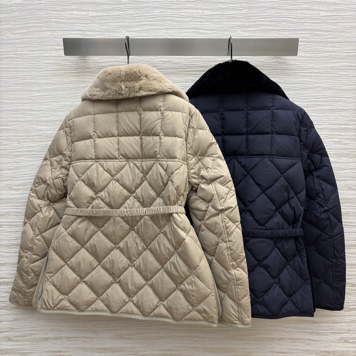 Mo兔绒毛领羽绒服 可拆卸毛领 菱格纹收腰设计 显瘦不臃肿 羽绒填充暖到心坎里 保暖又显贵气~宽松版型不