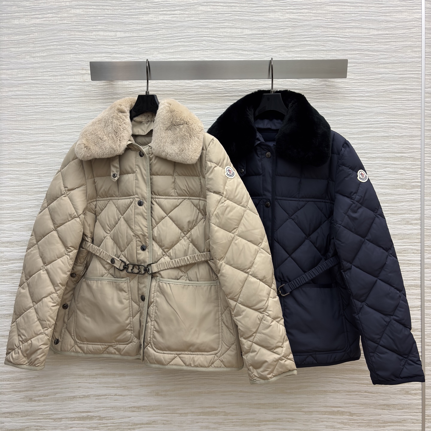 Mo兔绒毛领羽绒服 可拆卸毛领 菱格纹收腰设计 显瘦不臃肿 羽绒填充暖到心坎里 保暖又显贵气~宽松版型不