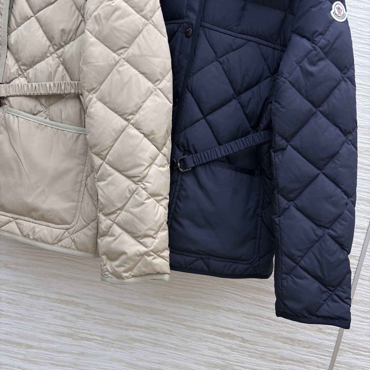 Mo兔绒毛领羽绒服 可拆卸毛领 菱格纹收腰设计 显瘦不臃肿 羽绒填充暖到心坎里 保暖又显贵气~宽松版型不