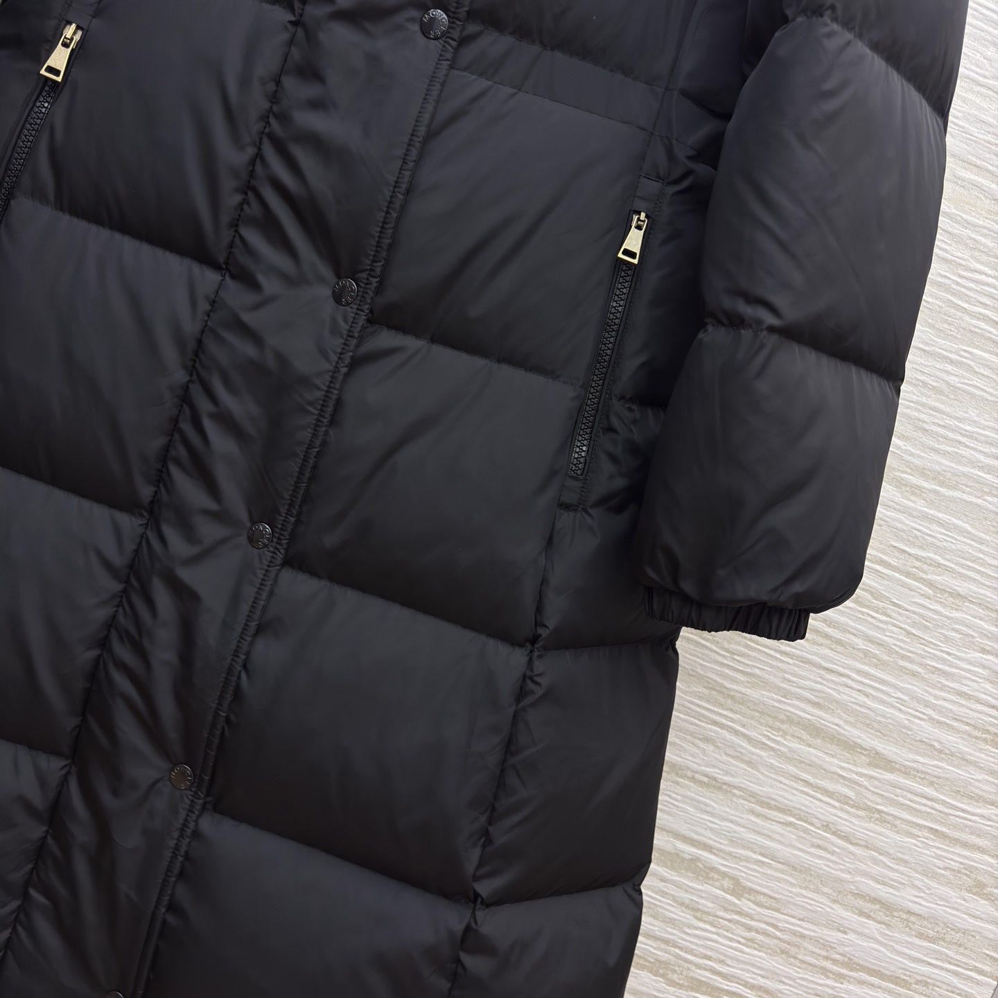 Mo连帽收腰长款羽绒服 冬日松弛感 连帽收腰把慵懒和利落捏得刚好~冷天出门也能时髦不臃肿 低调高级的氛围