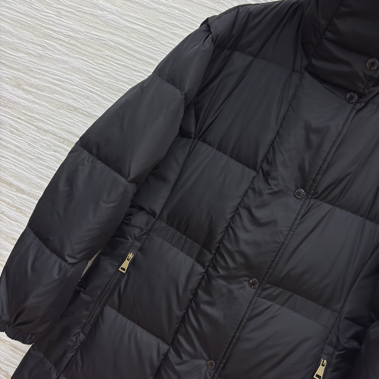 Mo连帽收腰长款羽绒服 冬日松弛感 连帽收腰把慵懒和利落捏得刚好~冷天出门也能时髦不臃肿 低调高级的氛围