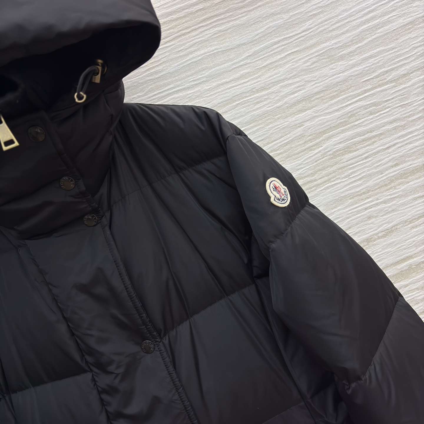 Mo连帽收腰长款羽绒服 冬日松弛感 连帽收腰把慵懒和利落捏得刚好~冷天出门也能时髦不臃肿 低调高级的氛围