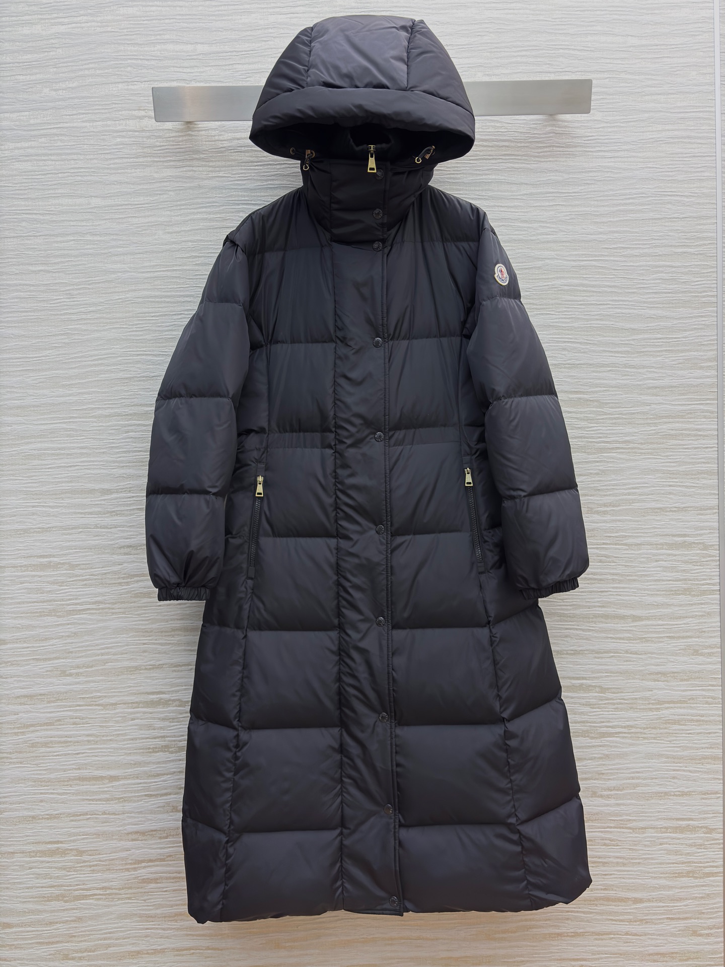 Mo连帽收腰长款羽绒服 冬日松弛感 连帽收腰把慵懒和利落捏得刚好~冷天出门也能时髦不臃肿 低调高级的氛围