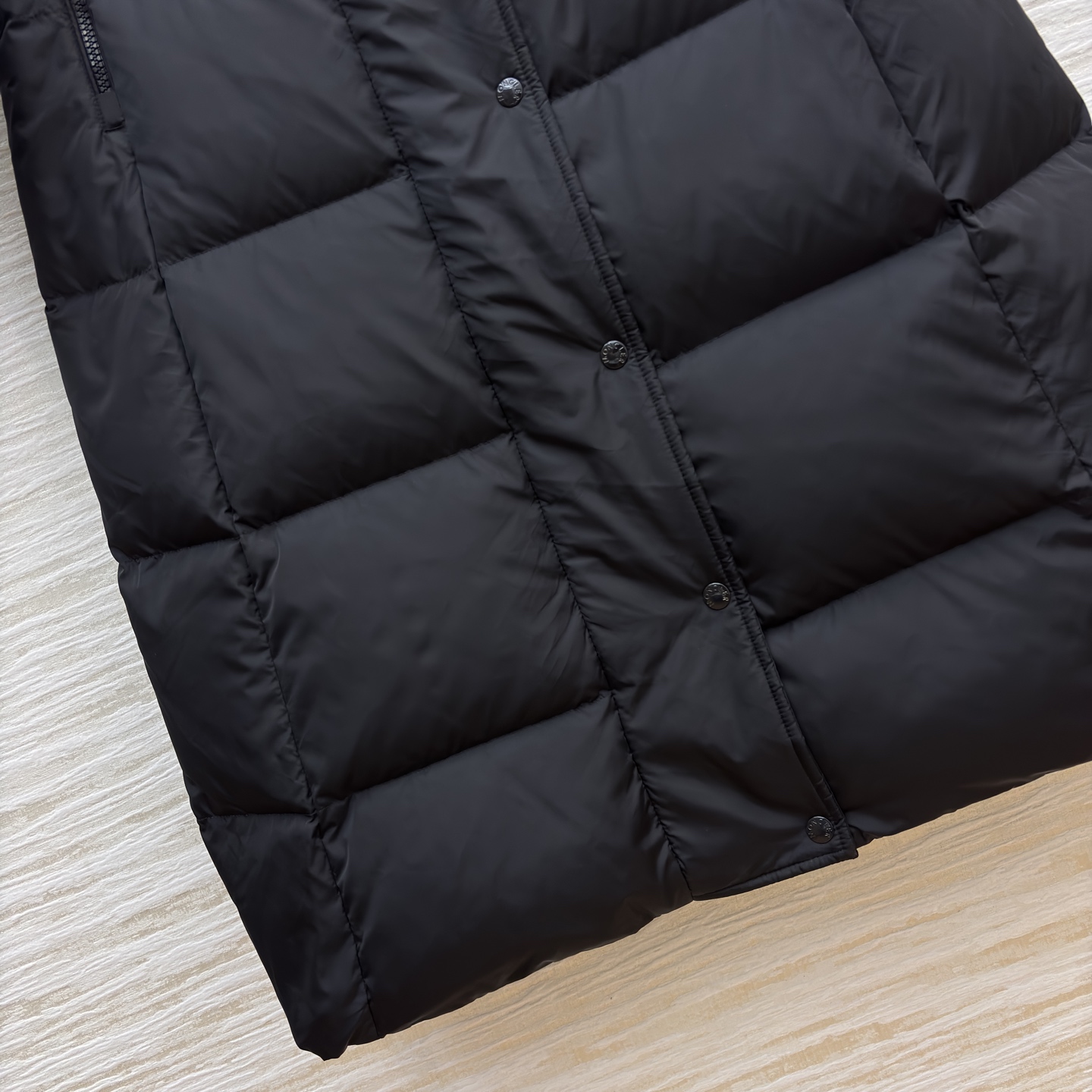 Mo连帽收腰长款羽绒服 冬日松弛感 连帽收腰把慵懒和利落捏得刚好~冷天出门也能时髦不臃肿 低调高级的氛围