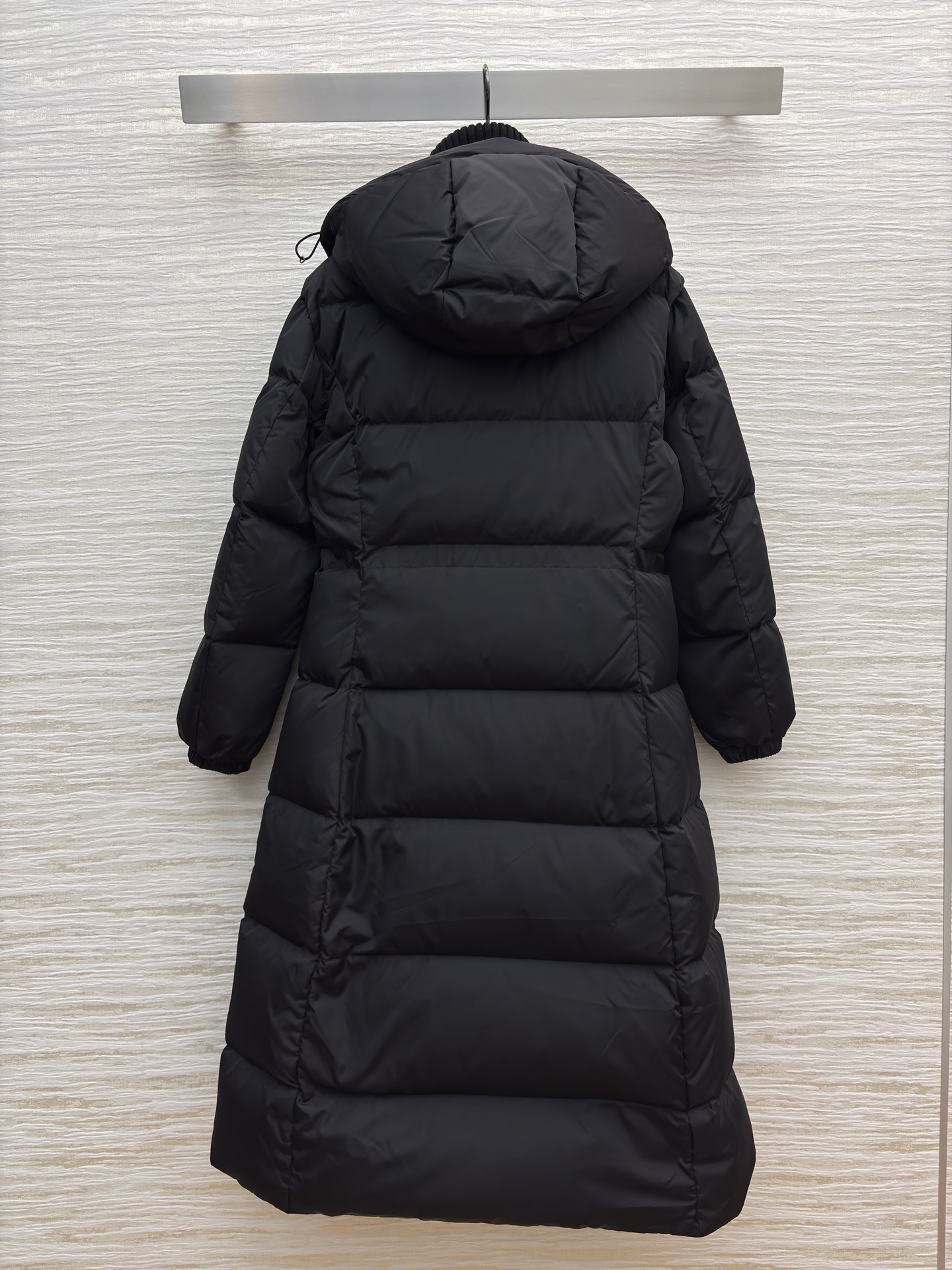 Mo连帽收腰长款羽绒服 冬日松弛感 连帽收腰把慵懒和利落捏得刚好~冷天出门也能时髦不臃肿 低调高级的氛围