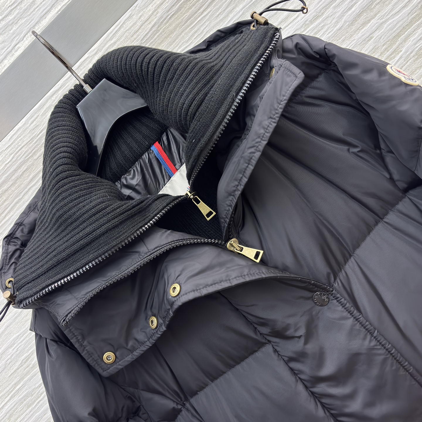 Mo连帽收腰长款羽绒服 冬日松弛感 连帽收腰把慵懒和利落捏得刚好~冷天出门也能时髦不臃肿 低调高级的氛围