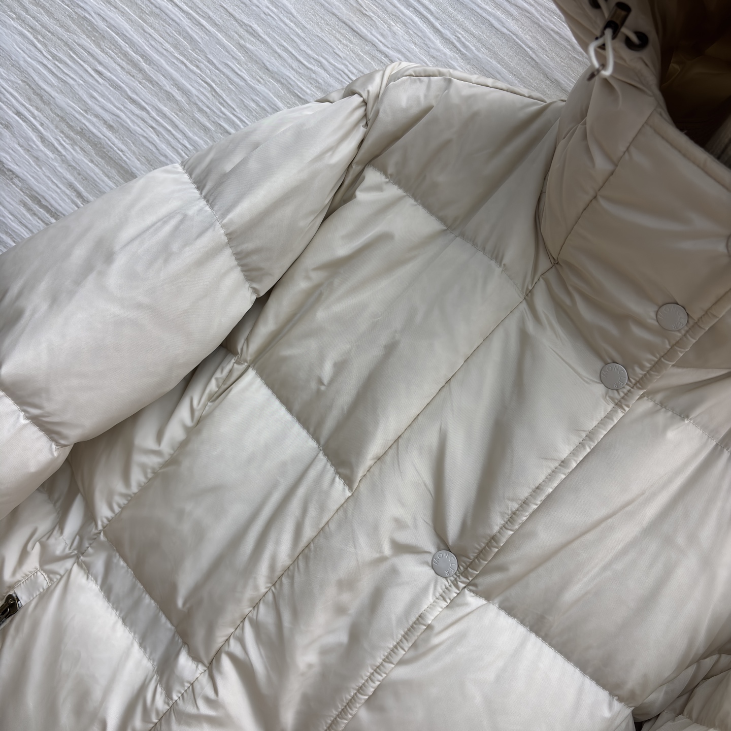 Mo连帽收腰长款羽绒服 冬日松弛感 连帽收腰把慵懒和利落捏得刚好~冷天出门也能时髦不臃肿 低调高级的氛围