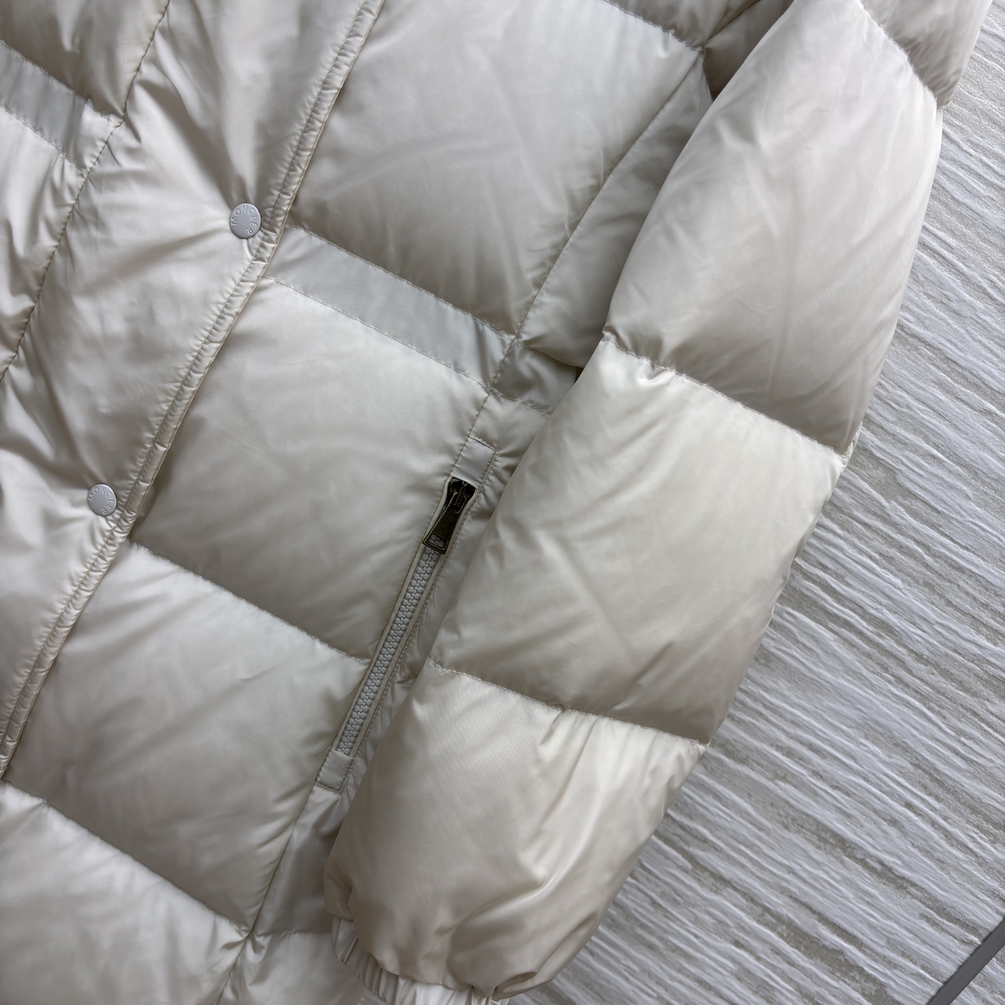 Mo连帽收腰长款羽绒服 冬日松弛感 连帽收腰把慵懒和利落捏得刚好~冷天出门也能时髦不臃肿 低调高级的氛围