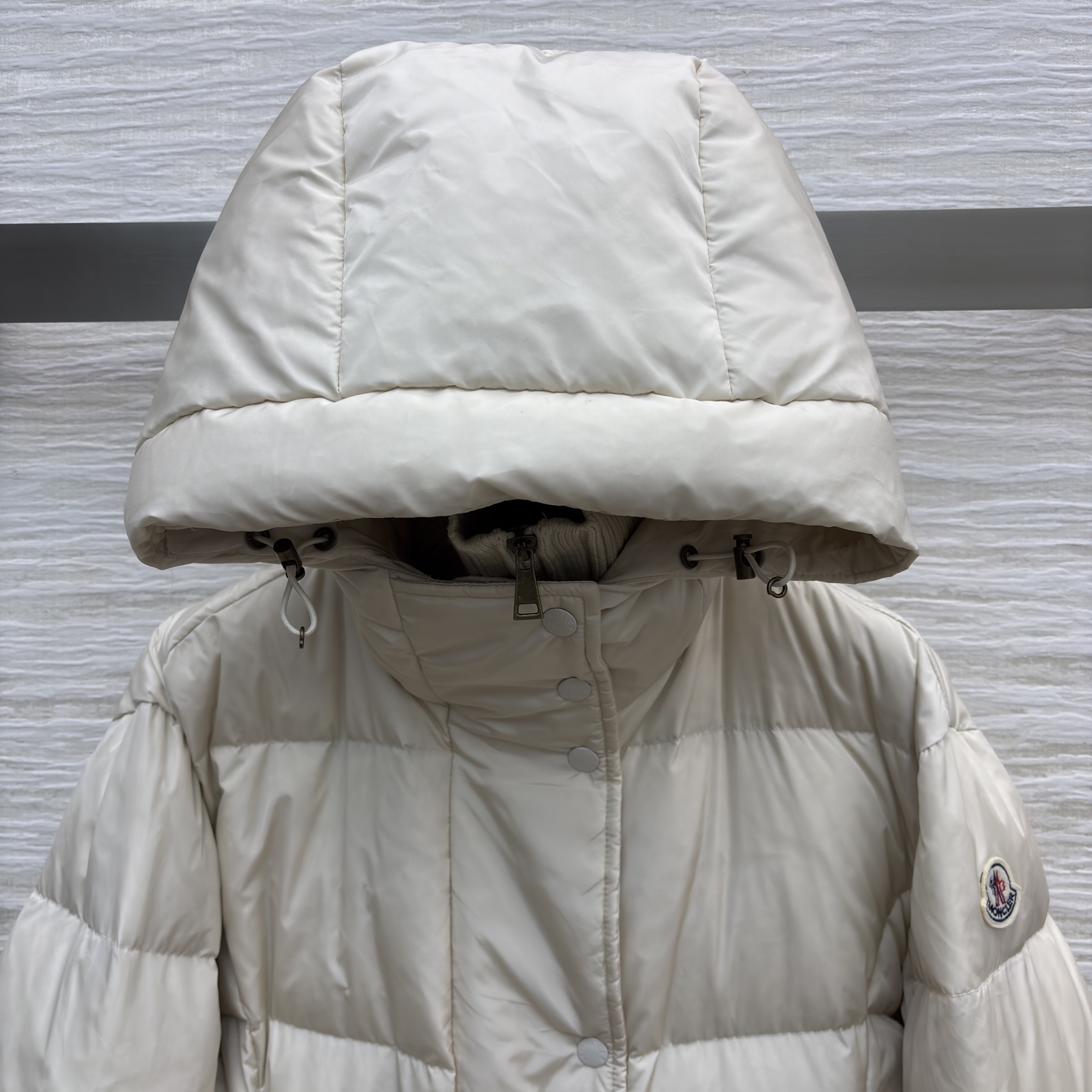 Mo连帽收腰长款羽绒服 冬日松弛感 连帽收腰把慵懒和利落捏得刚好~冷天出门也能时髦不臃肿 低调高级的氛围