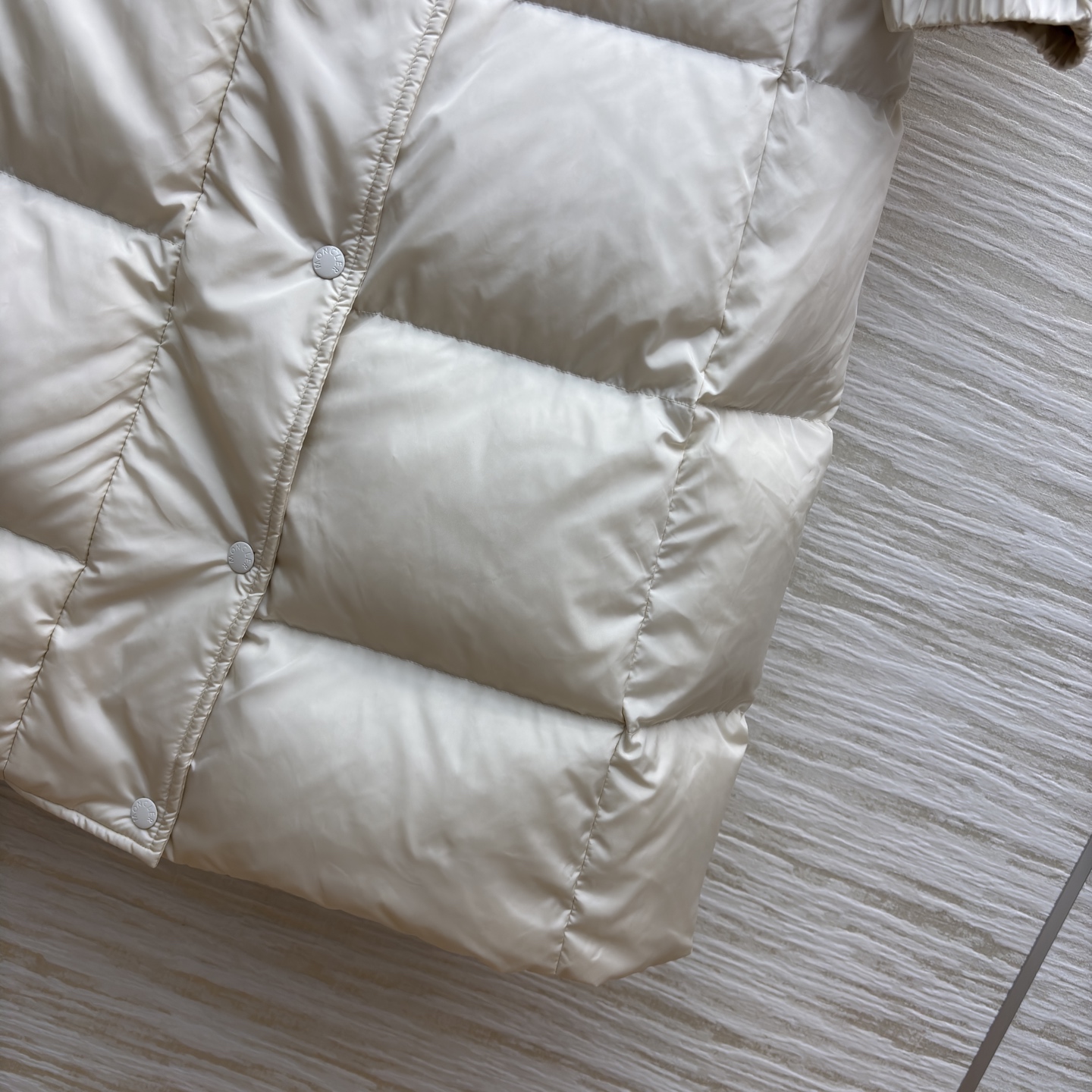 Mo连帽收腰长款羽绒服 冬日松弛感 连帽收腰把慵懒和利落捏得刚好~冷天出门也能时髦不臃肿 低调高级的氛围