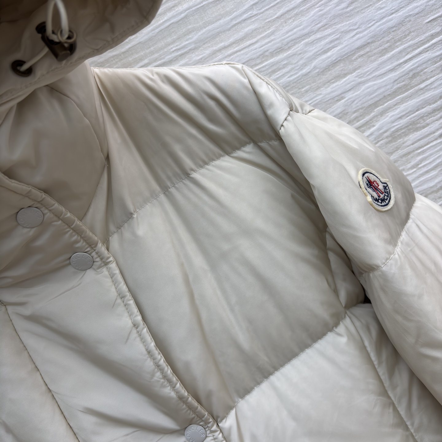 Mo连帽收腰长款羽绒服 冬日松弛感 连帽收腰把慵懒和利落捏得刚好~冷天出门也能时髦不臃肿 低调高级的氛围