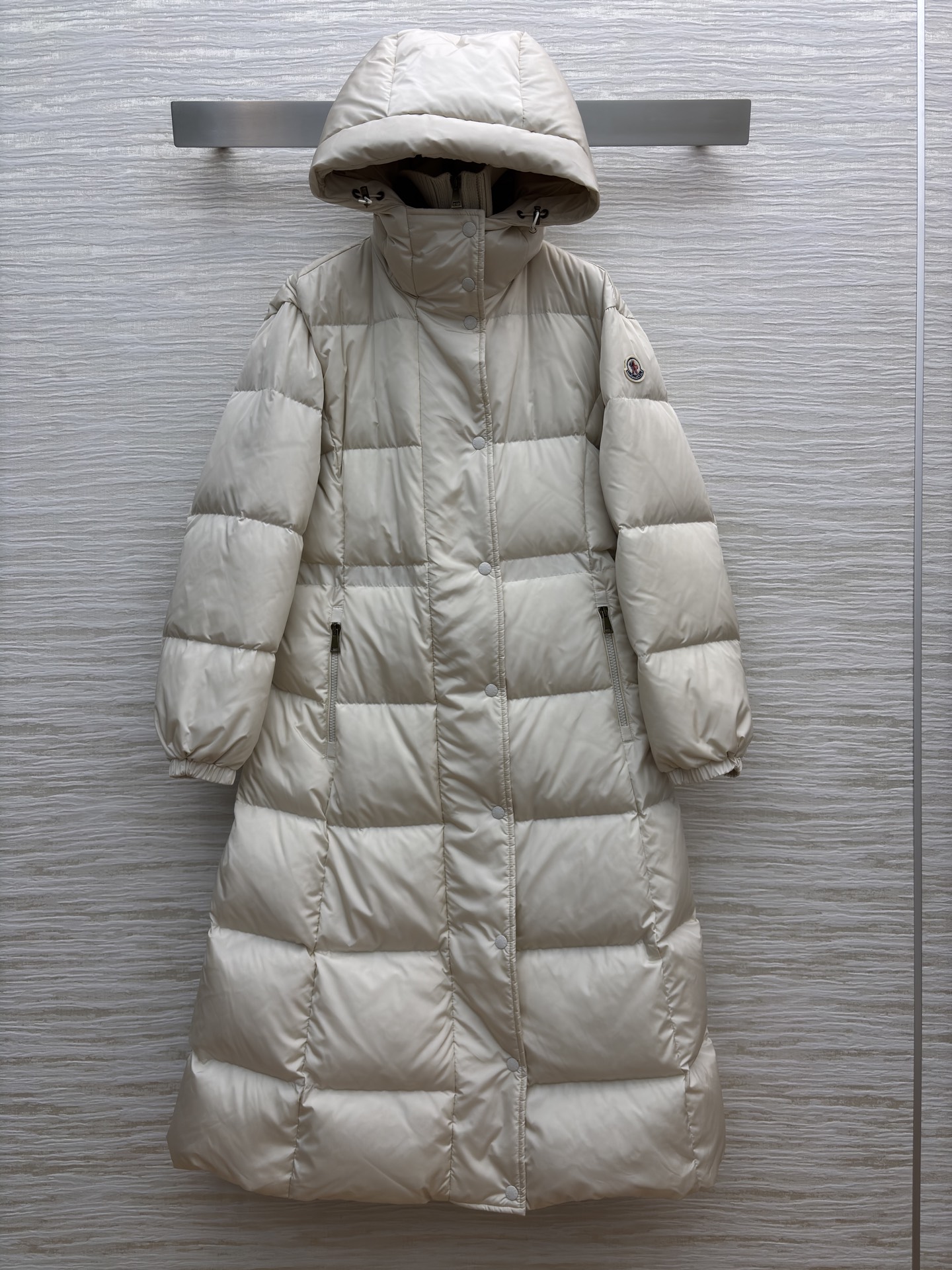 Mo连帽收腰长款羽绒服 冬日松弛感 连帽收腰把慵懒和利落捏得刚好~冷天出门也能时髦不臃肿 低调高级的氛围