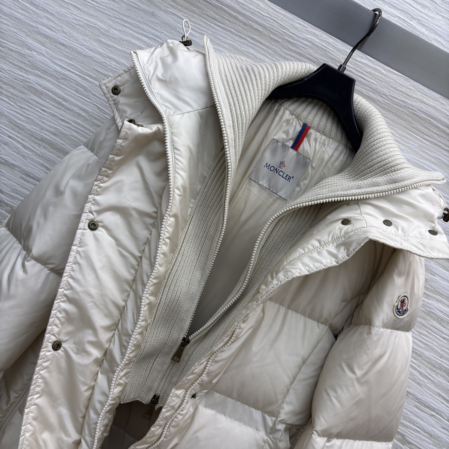 Mo连帽收腰长款羽绒服 冬日松弛感 连帽收腰把慵懒和利落捏得刚好~冷天出门也能时髦不臃肿 低调高级的氛围