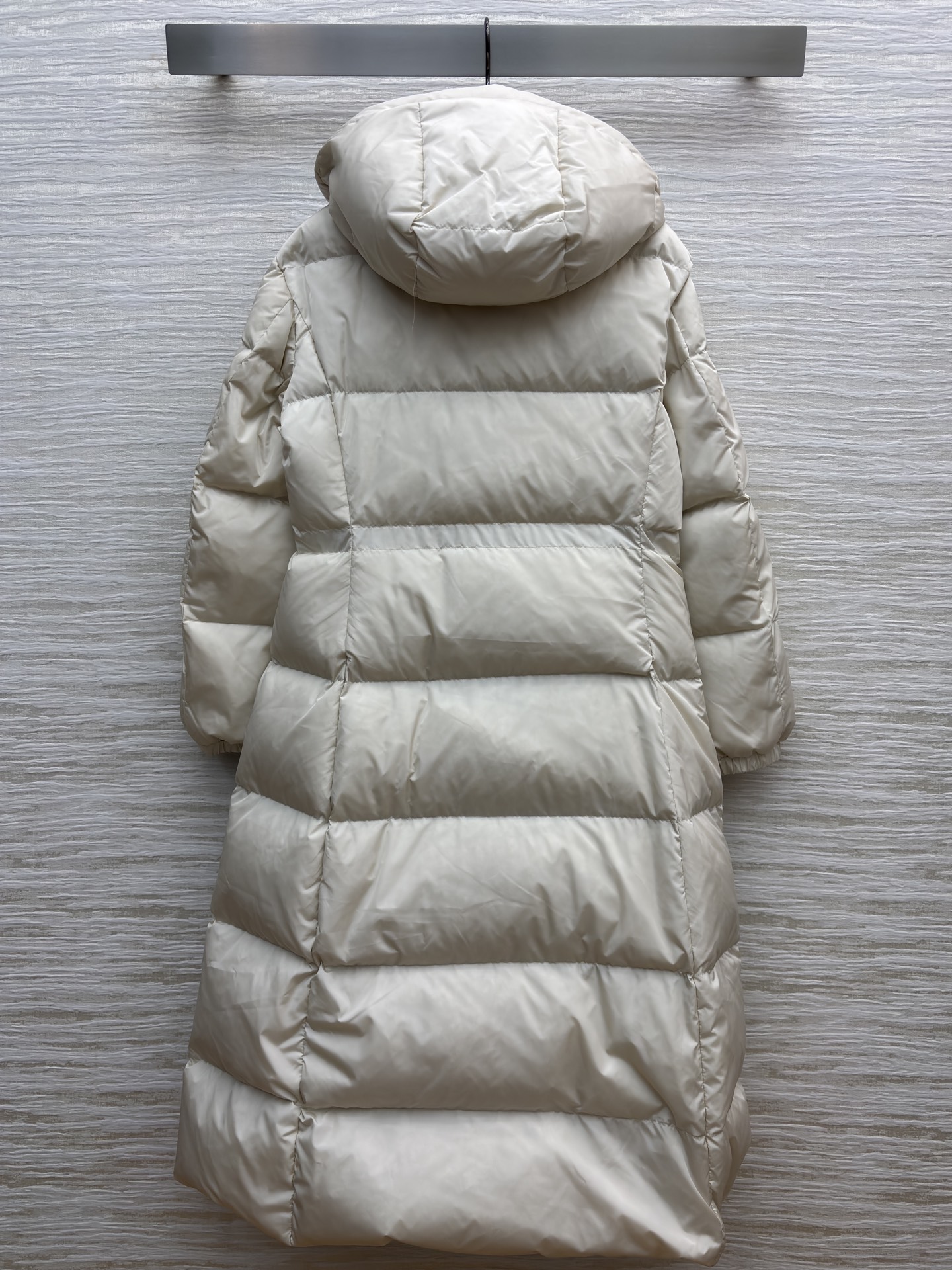 Mo连帽收腰长款羽绒服 冬日松弛感 连帽收腰把慵懒和利落捏得刚好~冷天出门也能时髦不臃肿 低调高级的氛围