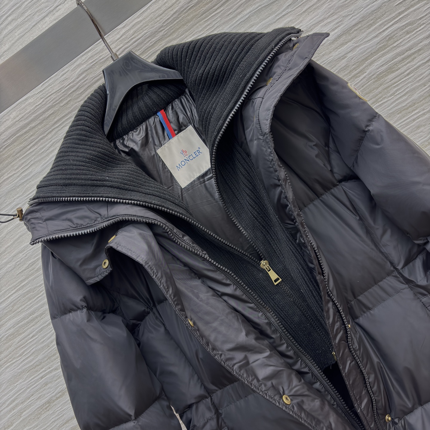 Mo连帽收腰长款羽绒服 冬日松弛感 连帽收腰把慵懒和利落捏得刚好~冷天出门也能时髦不臃肿 低调高级的氛围