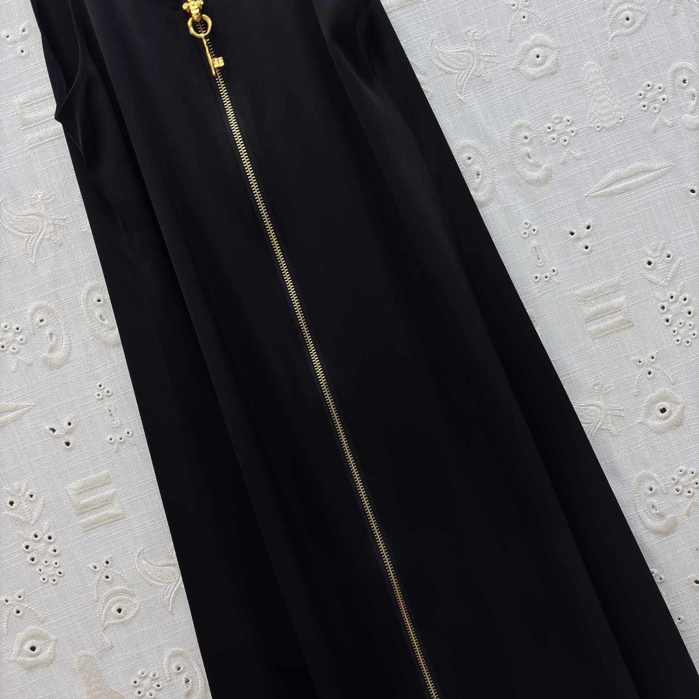 Sch 26新款 恶魔之眼金属藤蔓攀上肩带连衣裙 黑金拉链划开沉寂 超级惊艳的神仙裙子 开模异眼肩带点缀